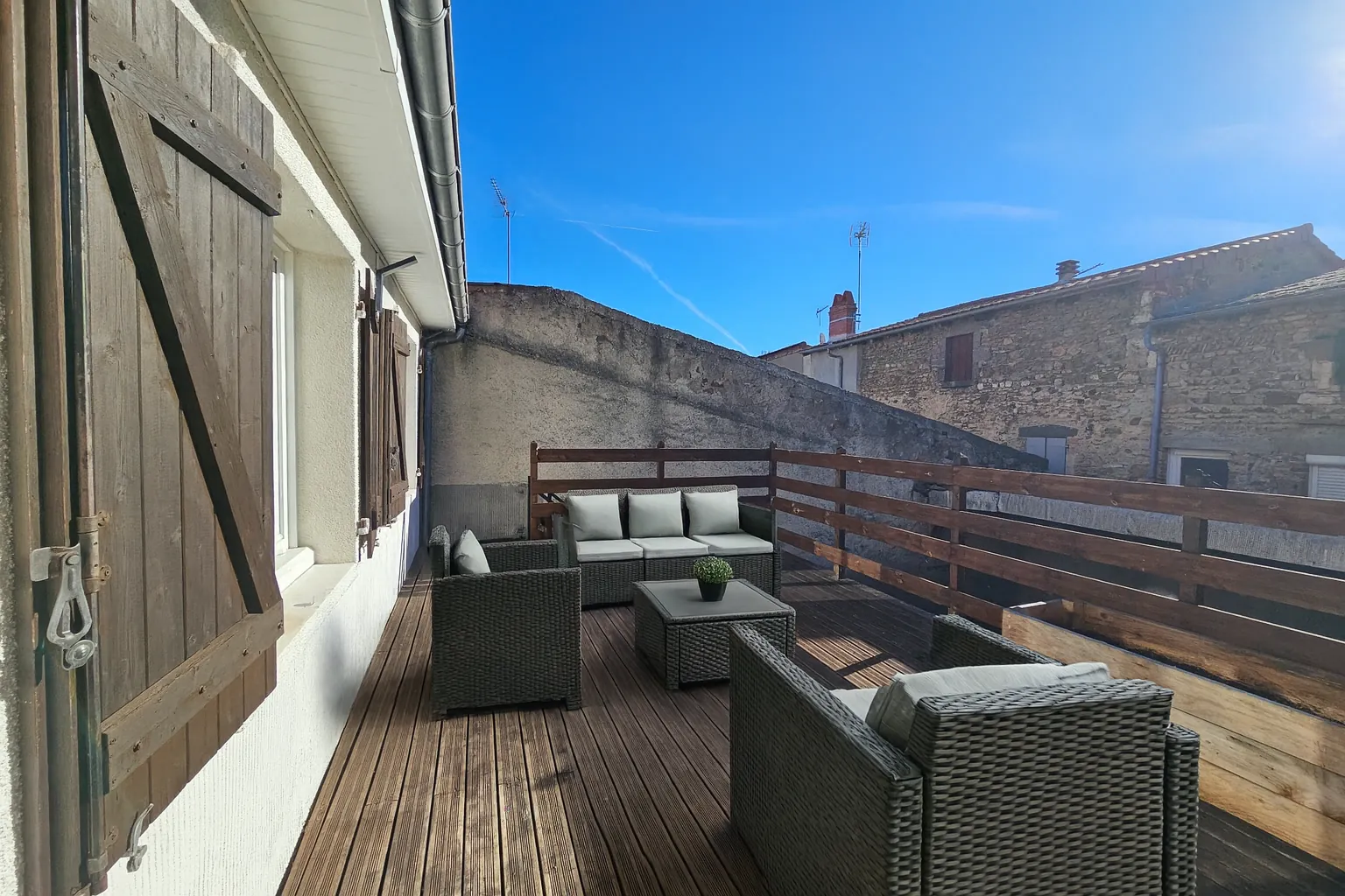 Maison de ville avec terrasse, garage et combles aménageables à Vertaizon