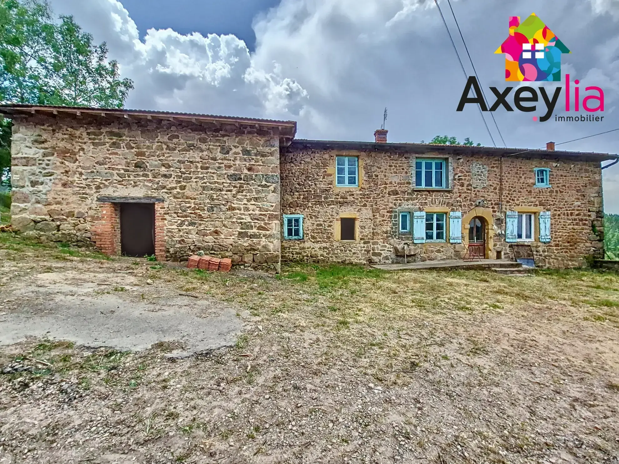 Ancienne ferme en pierre à restaurer à Ecoche, à 10 km de Chauffailles
