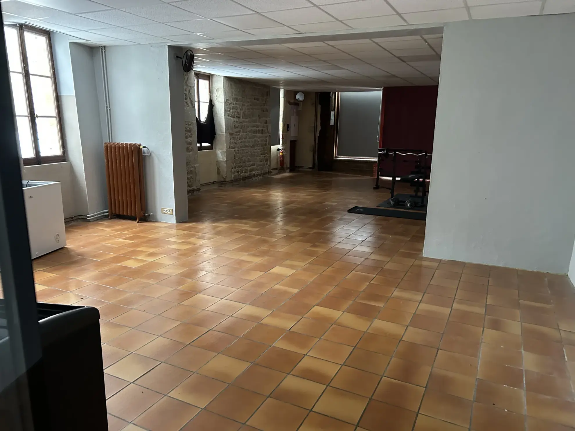 Immeuble avec local commercial rénové et appartement à Premery 