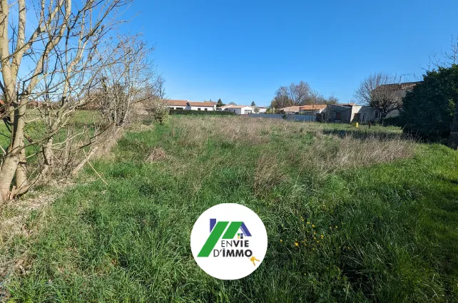 Terrain constructible à Coulon près de Magné, idéal pour votre projet immobilier