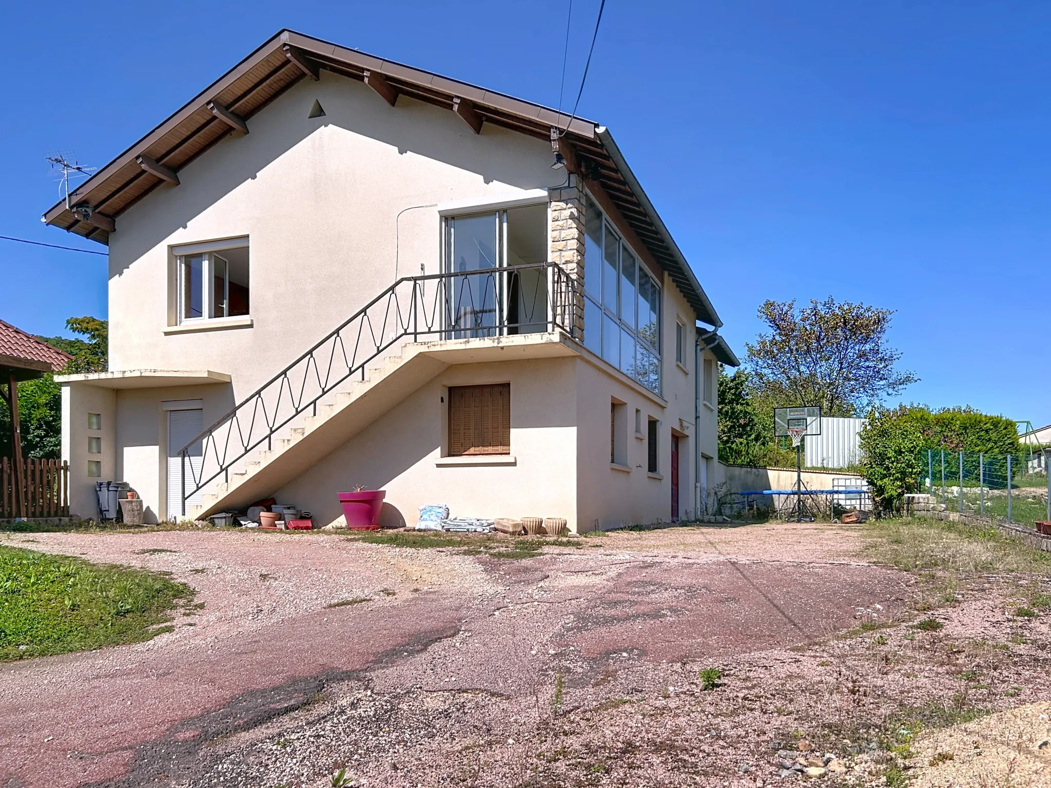 Maison de 144 m² à Creches-sur-Saône avec jardin et potentiel 