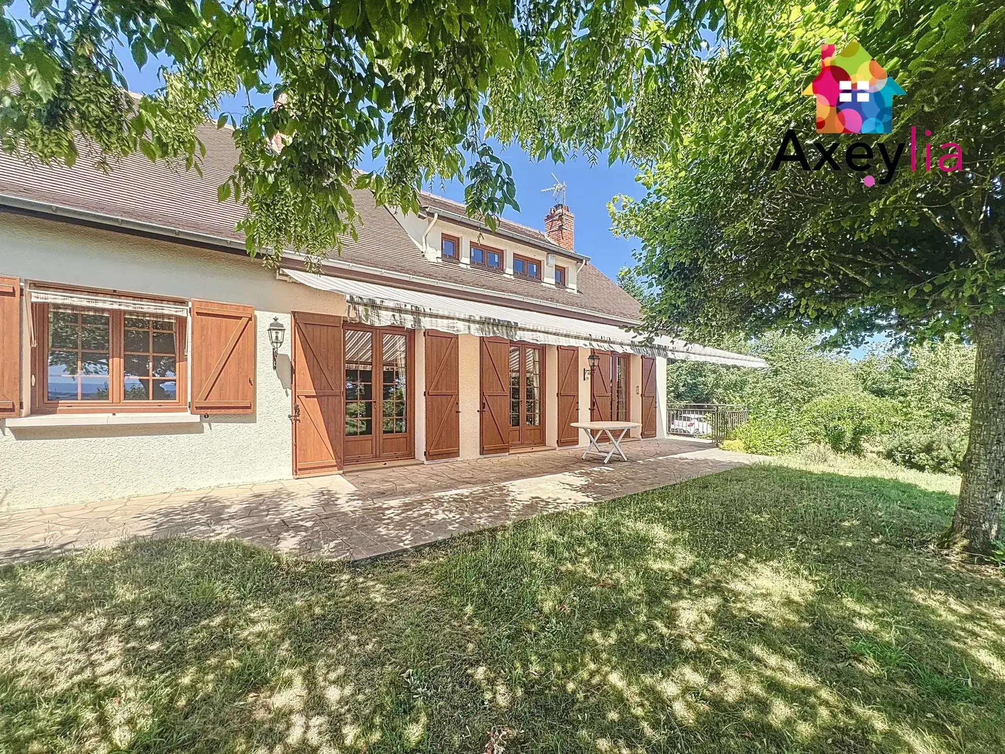 Maison familiale à vendre à Marcigny avec grand terrain et confort moderne