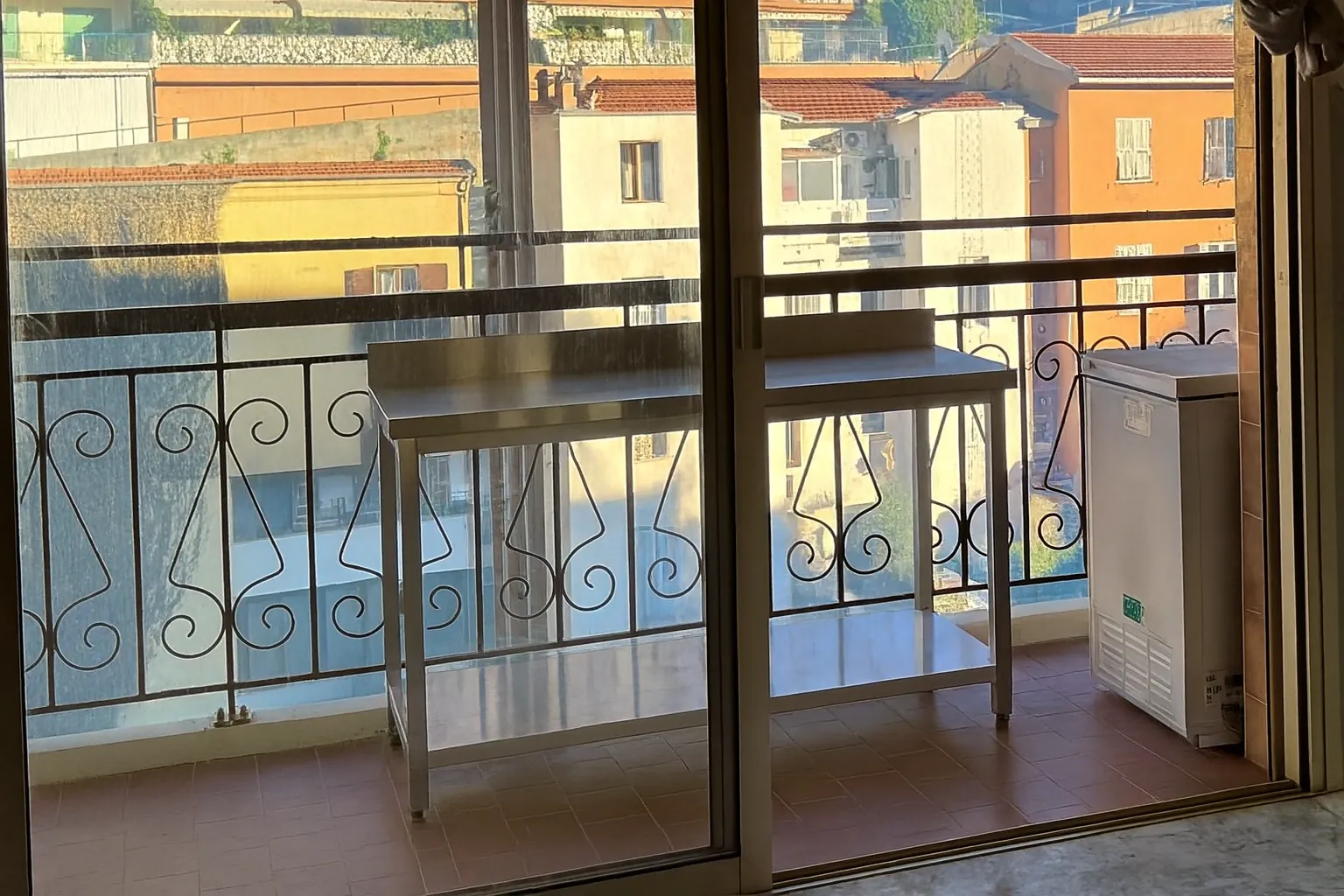 Studio meublé dans le centre de Menton avec terrasse – Idéal investisseur