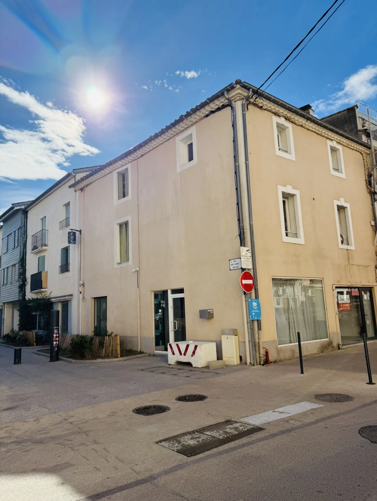 Immeuble mixte à Lunel avec bureaux, appartements et locaux commerciaux, emplacement privilégié