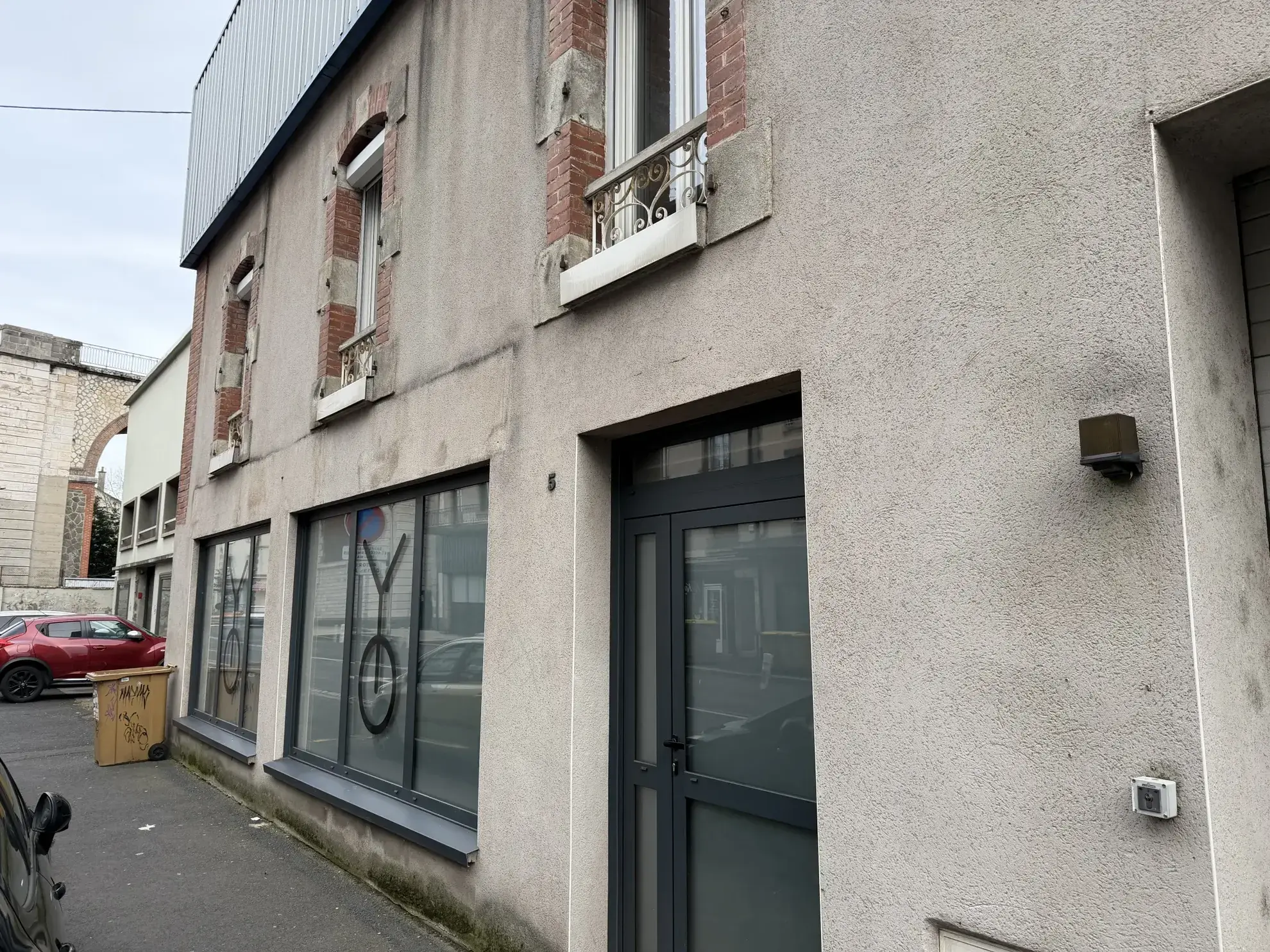 Plateau à rénover avec terrasse et potentiel d'agrandissement à Aurillac