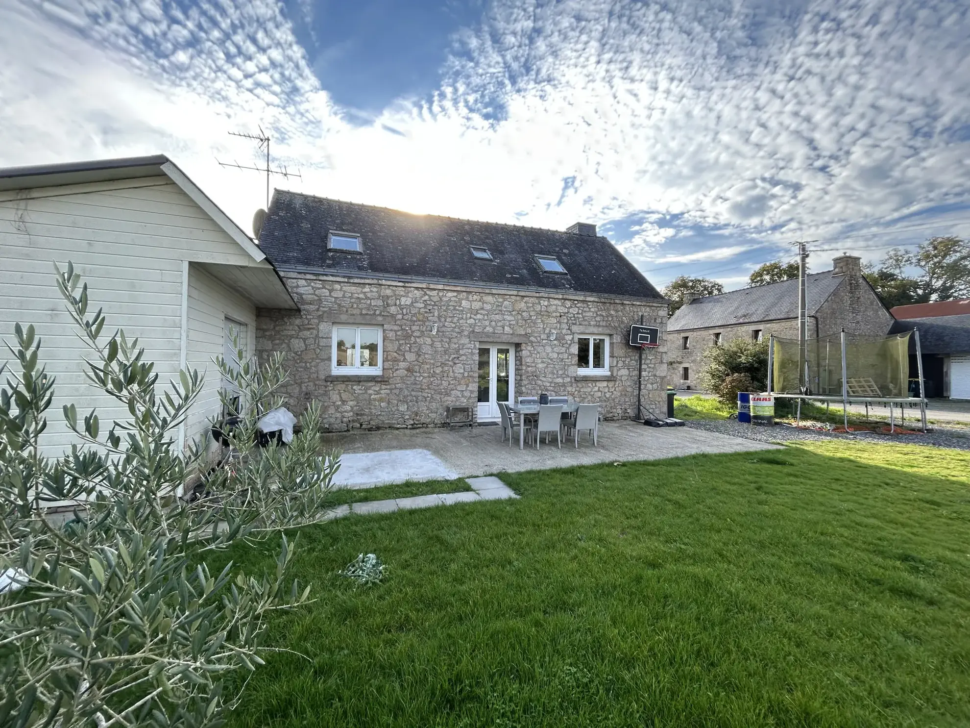 Maison de campagne rénovée à Bubry avec 3 chambres et parcelle de 676m² 