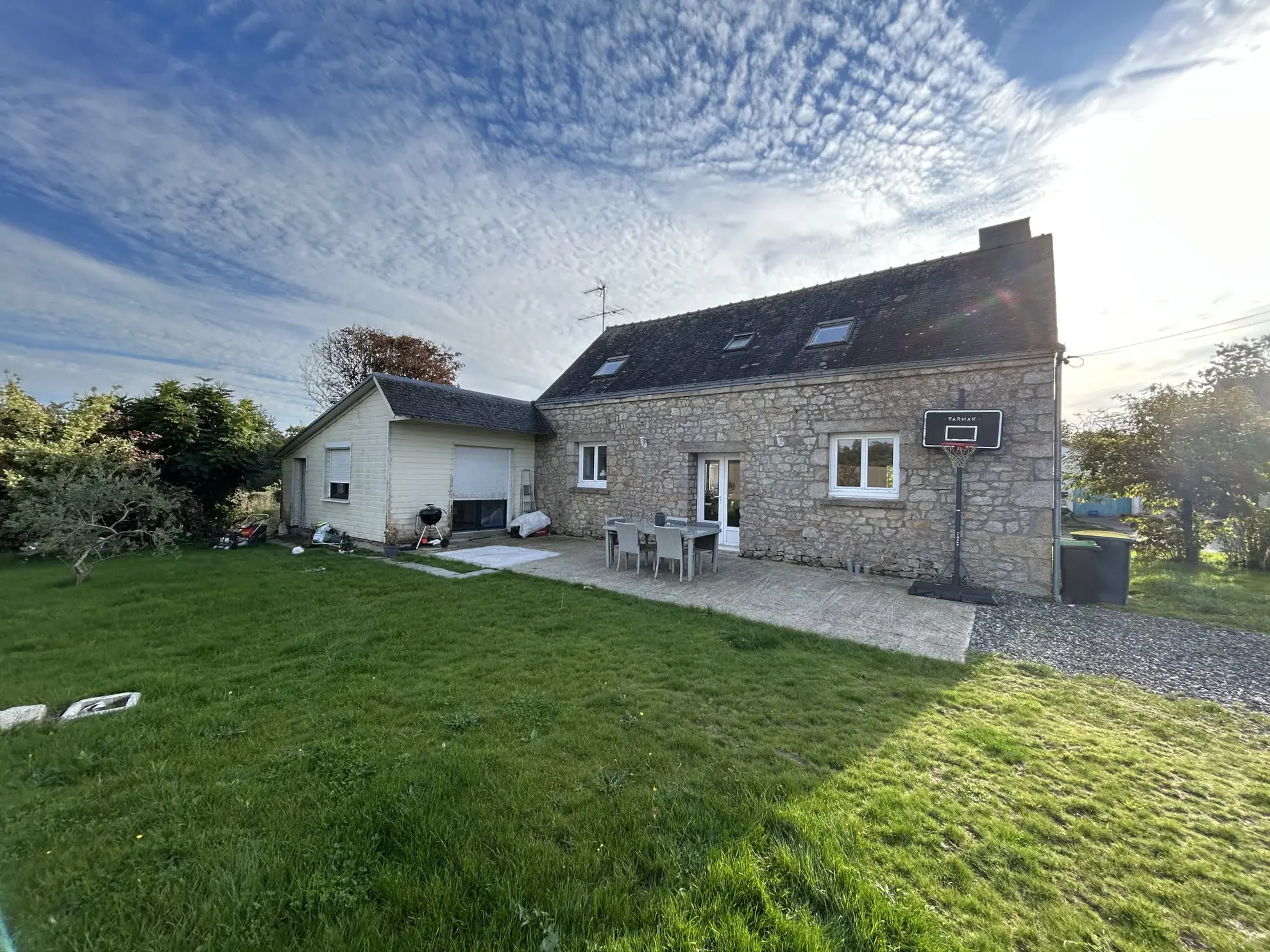 Maison de campagne rénovée à Bubry avec 3 chambres et parcelle de 676m²