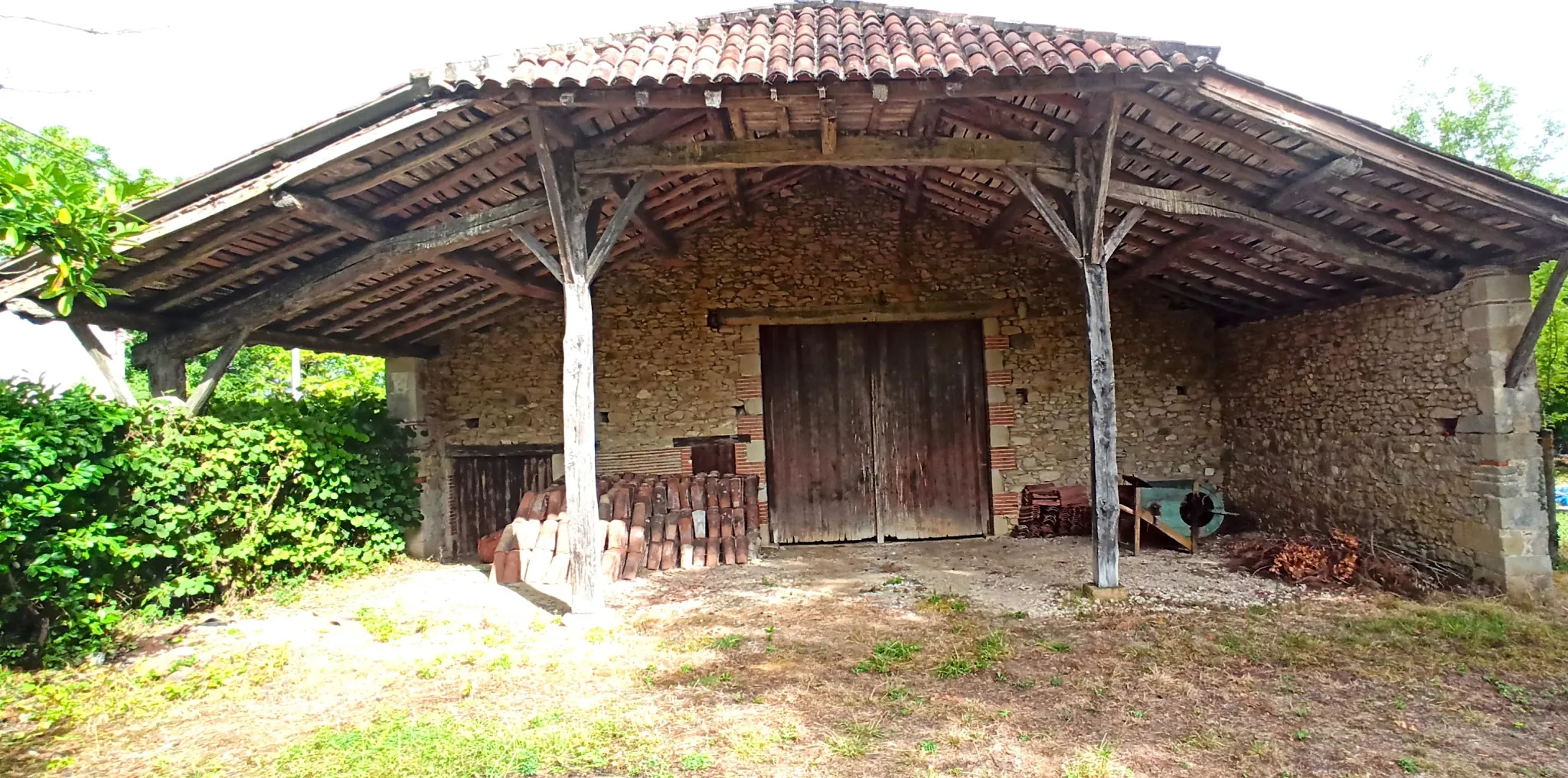 Magnifique grange en pierre avec terrain de 3800 m² à Villeneuve-sur-Lot 