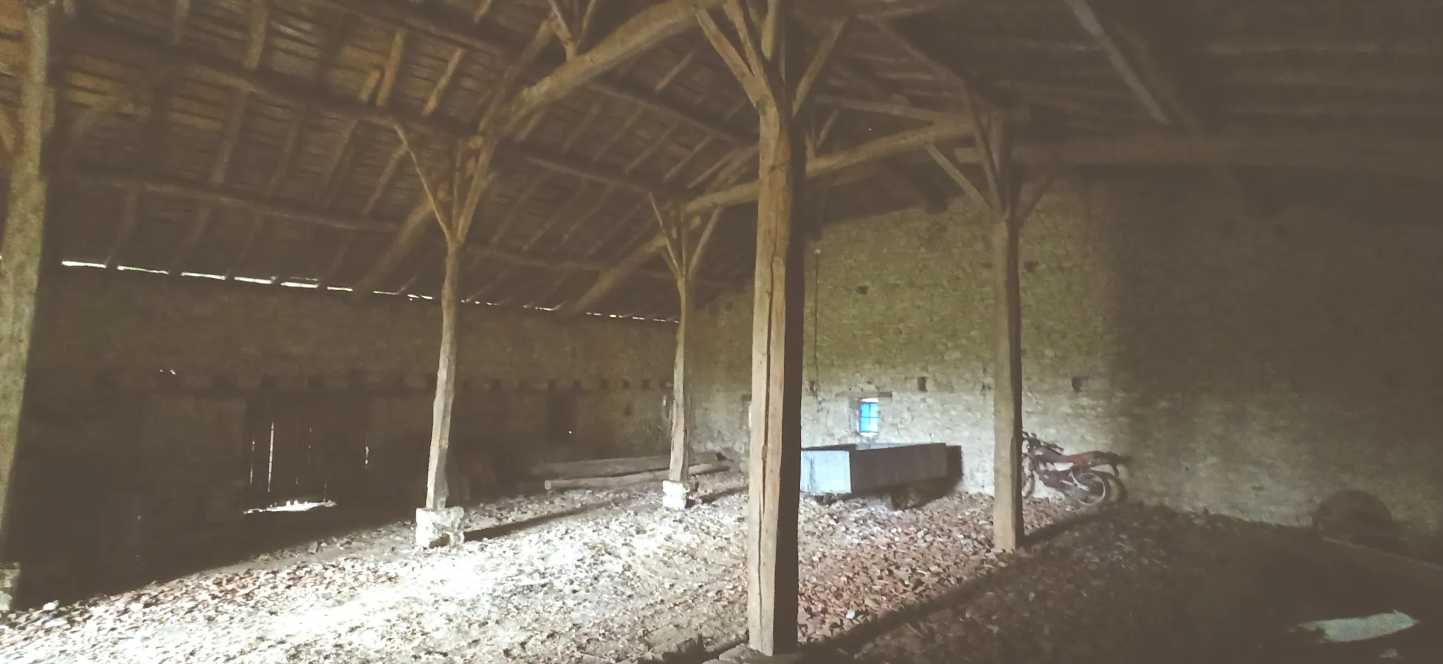 Magnifique grange en pierre avec terrain de 3800 m² à Villeneuve-sur-Lot 