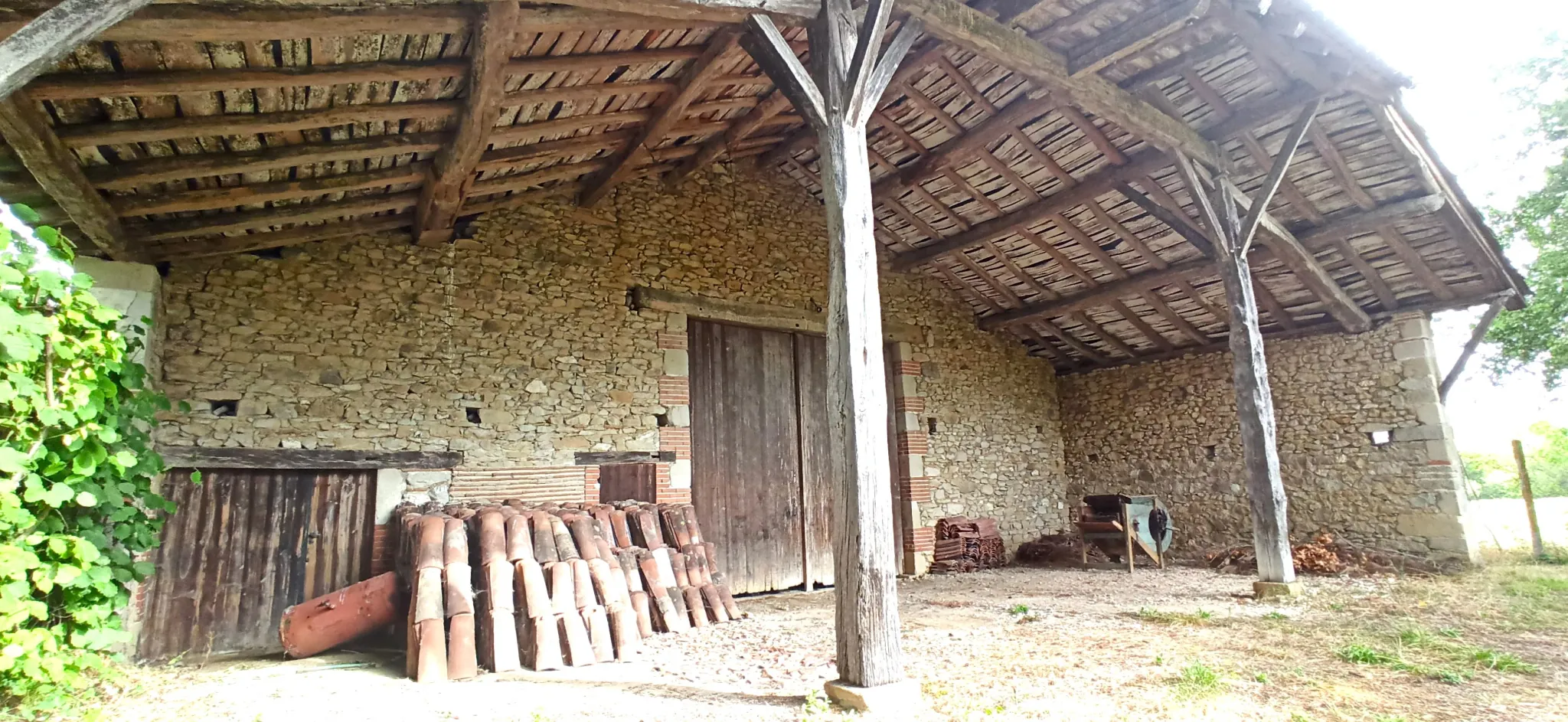 Magnifique grange en pierre avec terrain de 3800 m² à Villeneuve-sur-Lot 