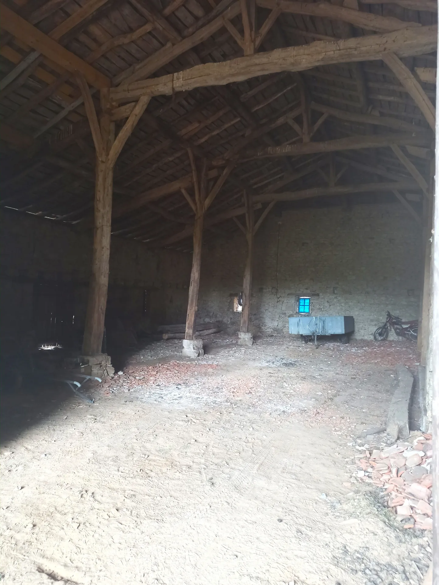 Magnifique grange en pierre avec terrain de 3800 m² à Villeneuve-sur-Lot 