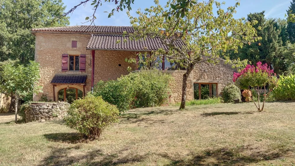 Maison lotoise avec grange et terrain de 1,7 ha à Montcabrier