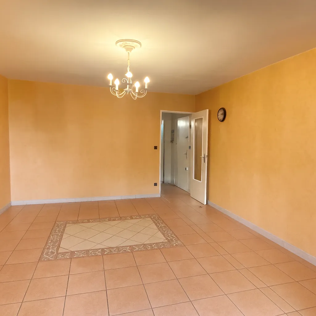 Appartement T3 à Sanary-sur-Mer avec Loggia, Parking et Proche Centre-ville