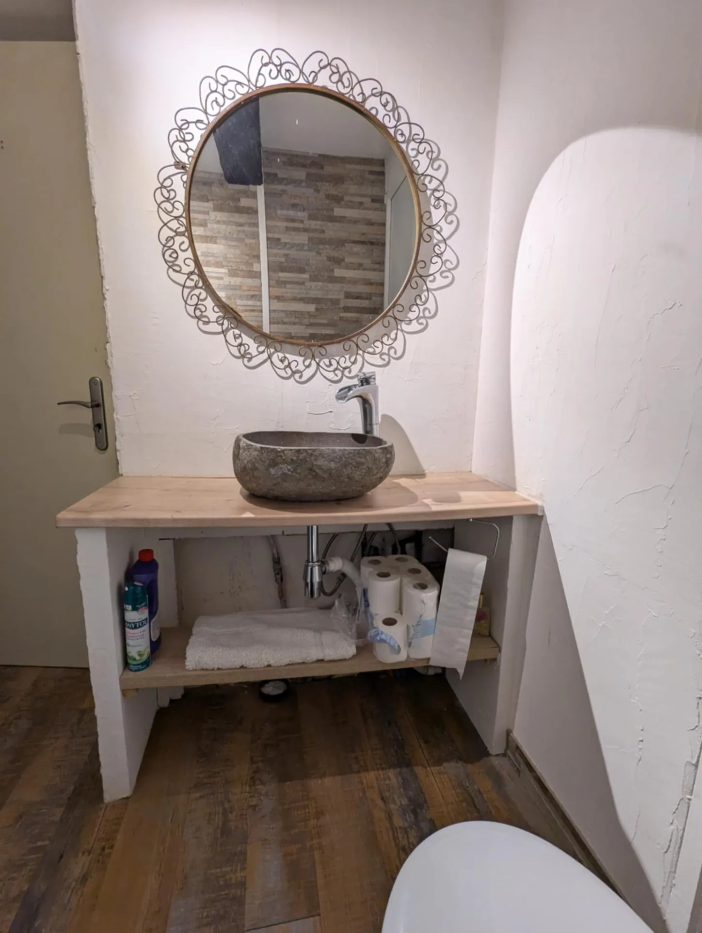 Maison à vendre avec studio indépendant et revenus locatifs à Le Boupere 