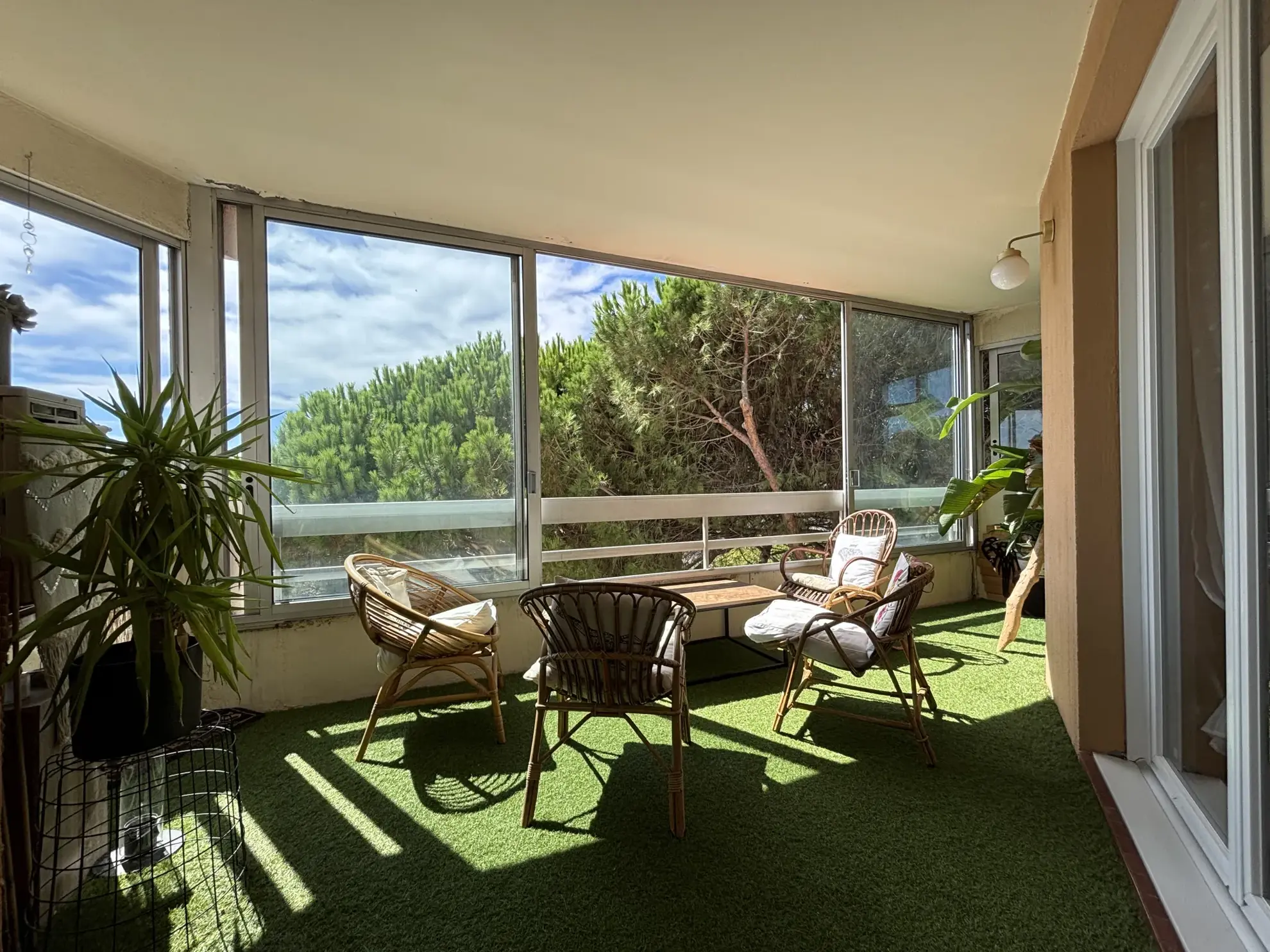 Bel appartement T3 rénové avec loggia, piscine et vue dégagée à Fréjus