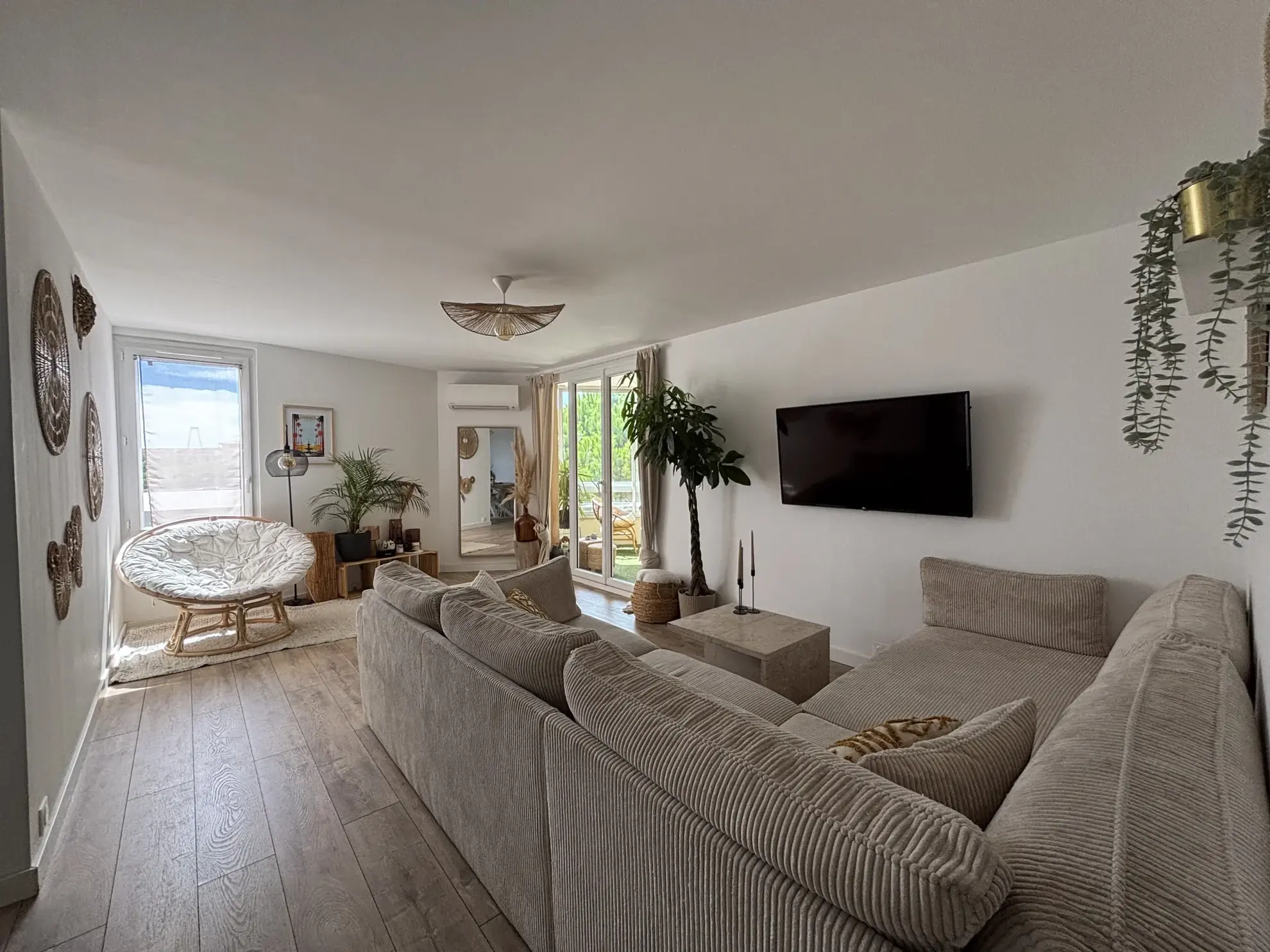 Bel appartement T3 rénové avec loggia, piscine et vue dégagée à Fréjus 