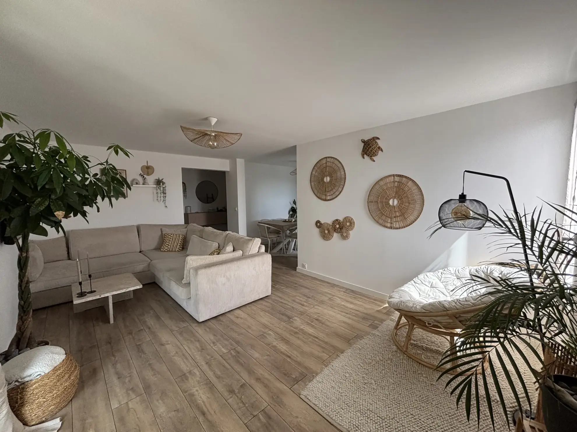 Bel appartement T3 rénové avec loggia, piscine et vue dégagée à Fréjus 