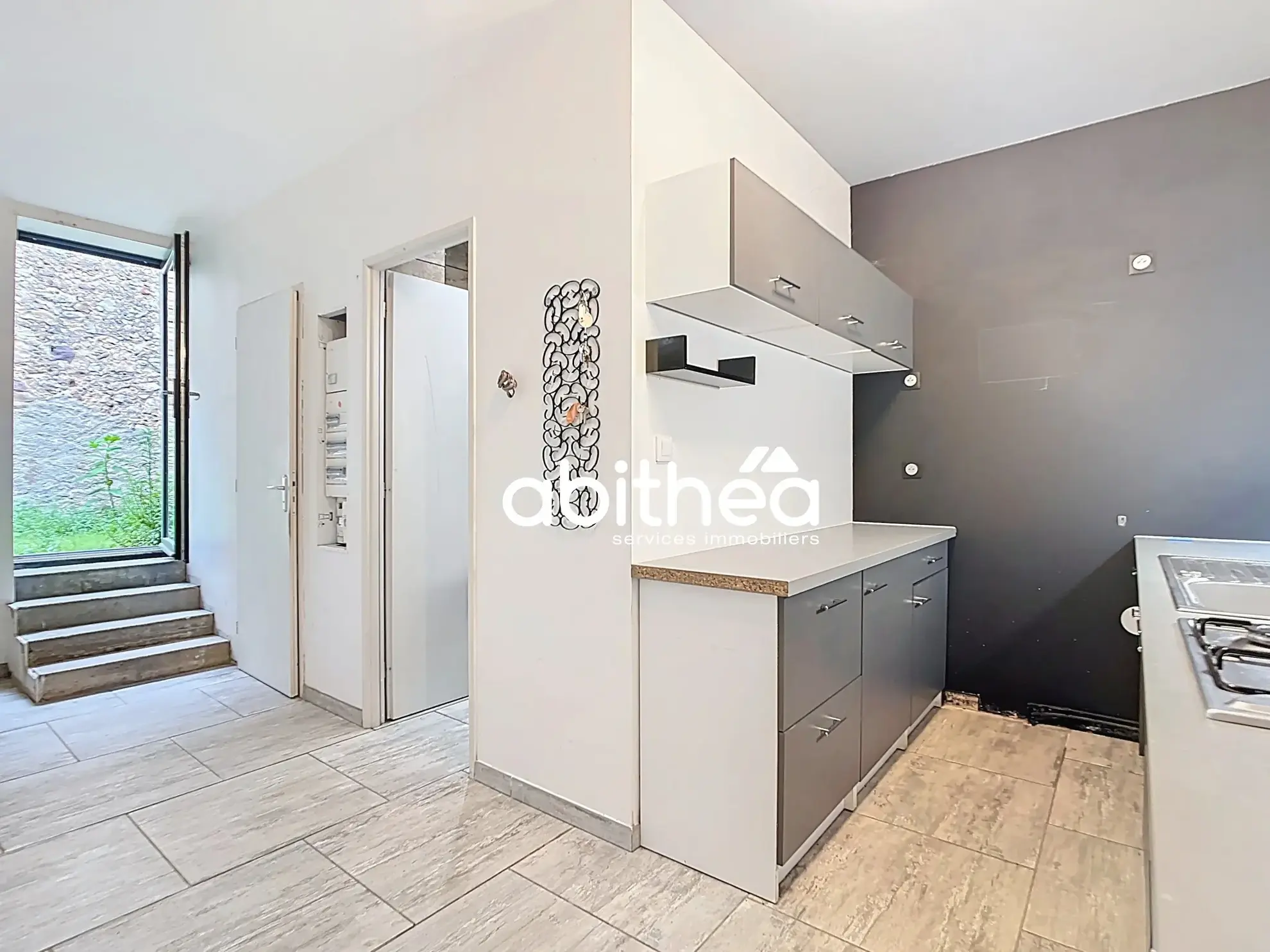 Bâtisse historique à rénover avec dépendance et jardin privé à Cruzy, Hérault 