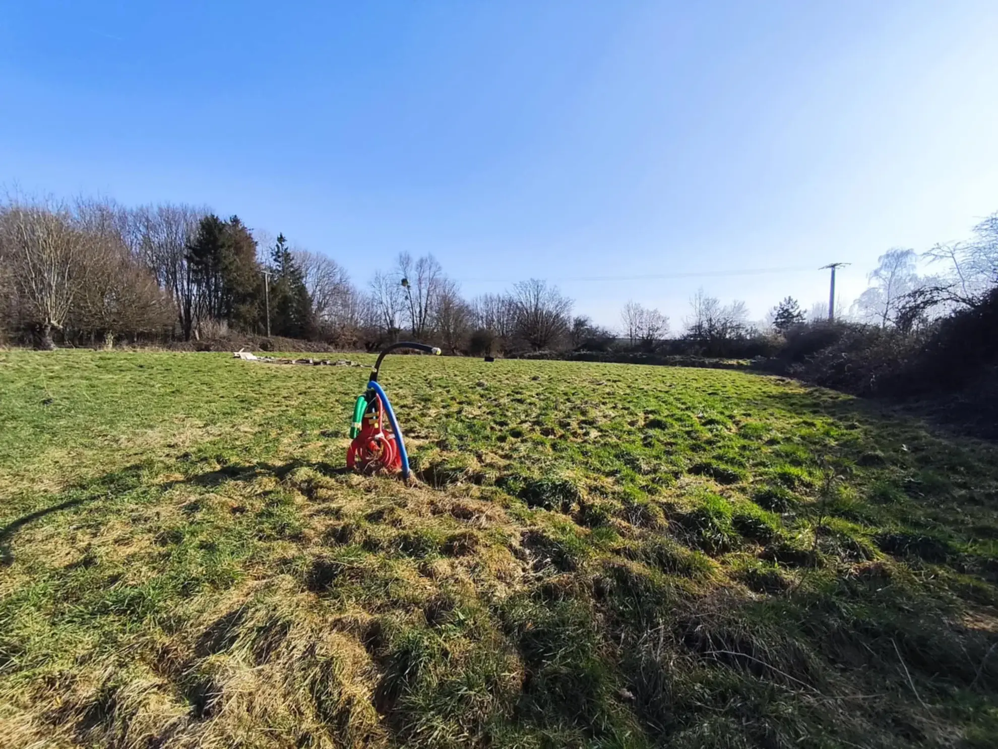 Terrain constructible de 12 000 m² à Hargnies, calme, viabilisé, avec verger et mare 