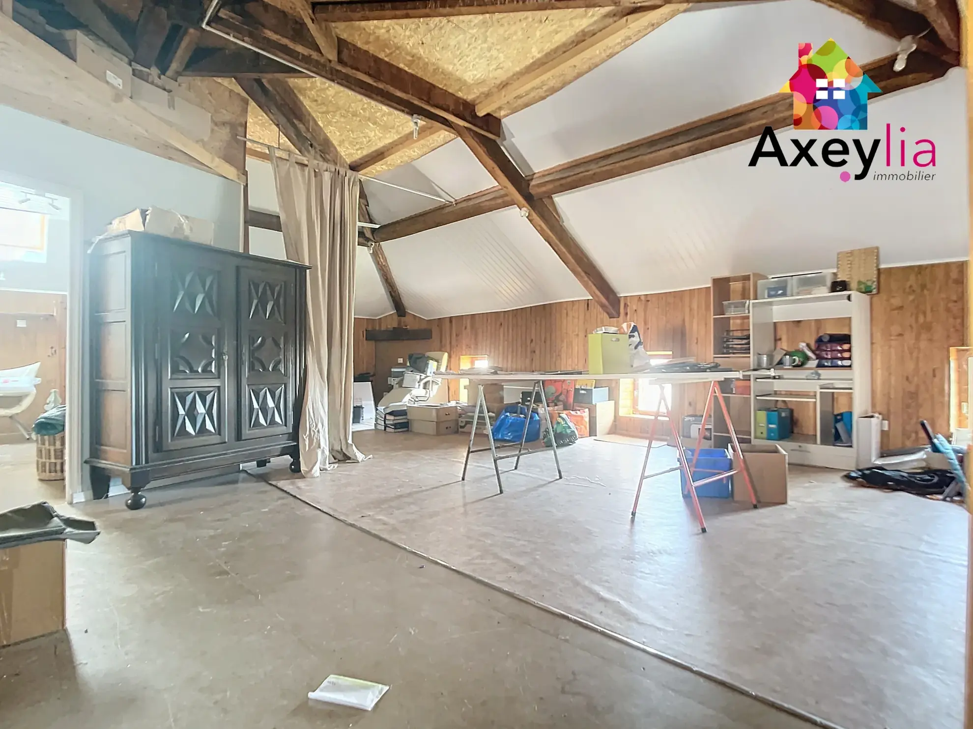 Maison en pierres à Renaison avec 6 chambres, garage, cave et terrain de 545 m² 