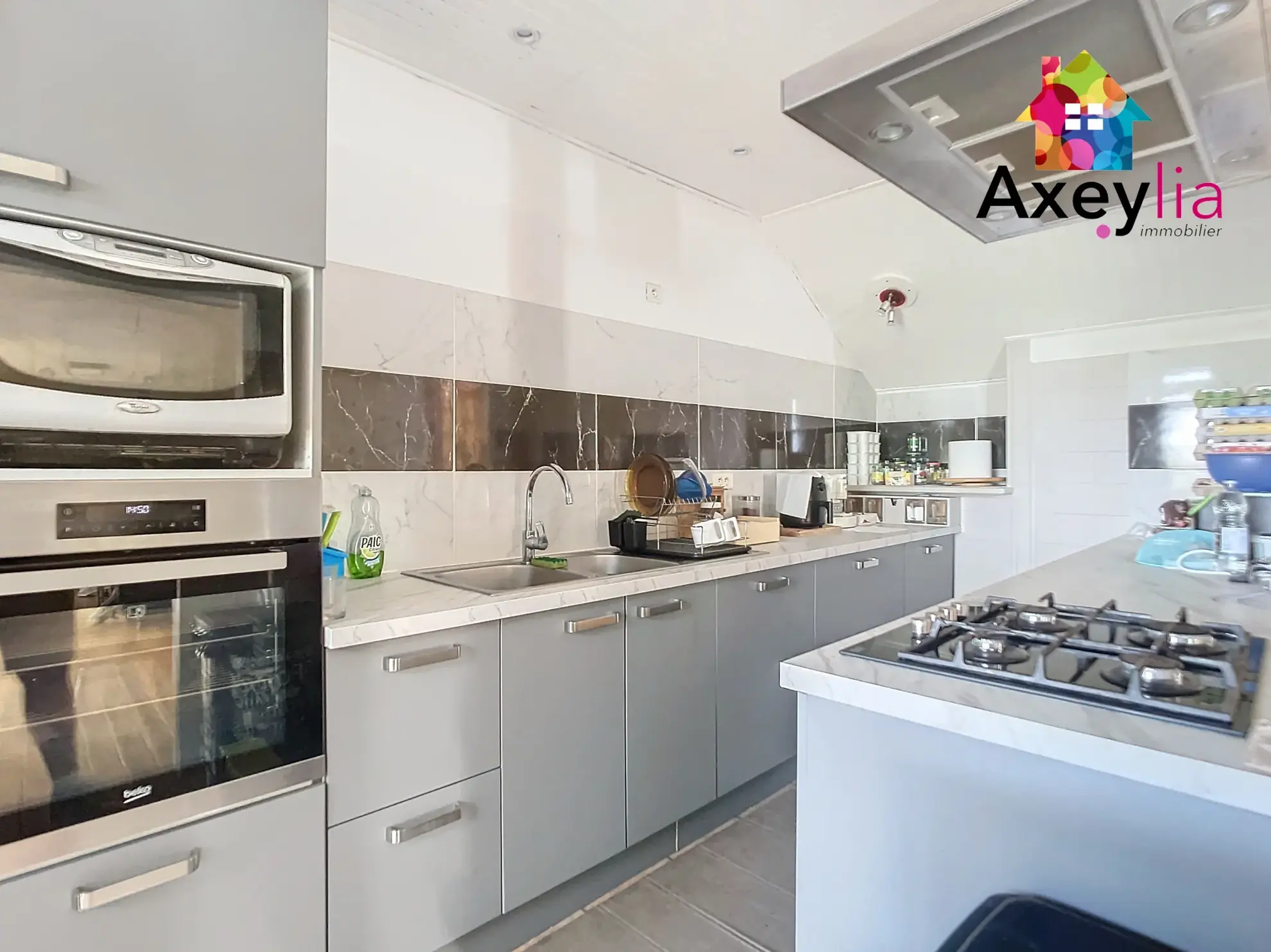 Maison en pierres à Renaison avec 6 chambres, garage, cave et terrain de 545 m² 