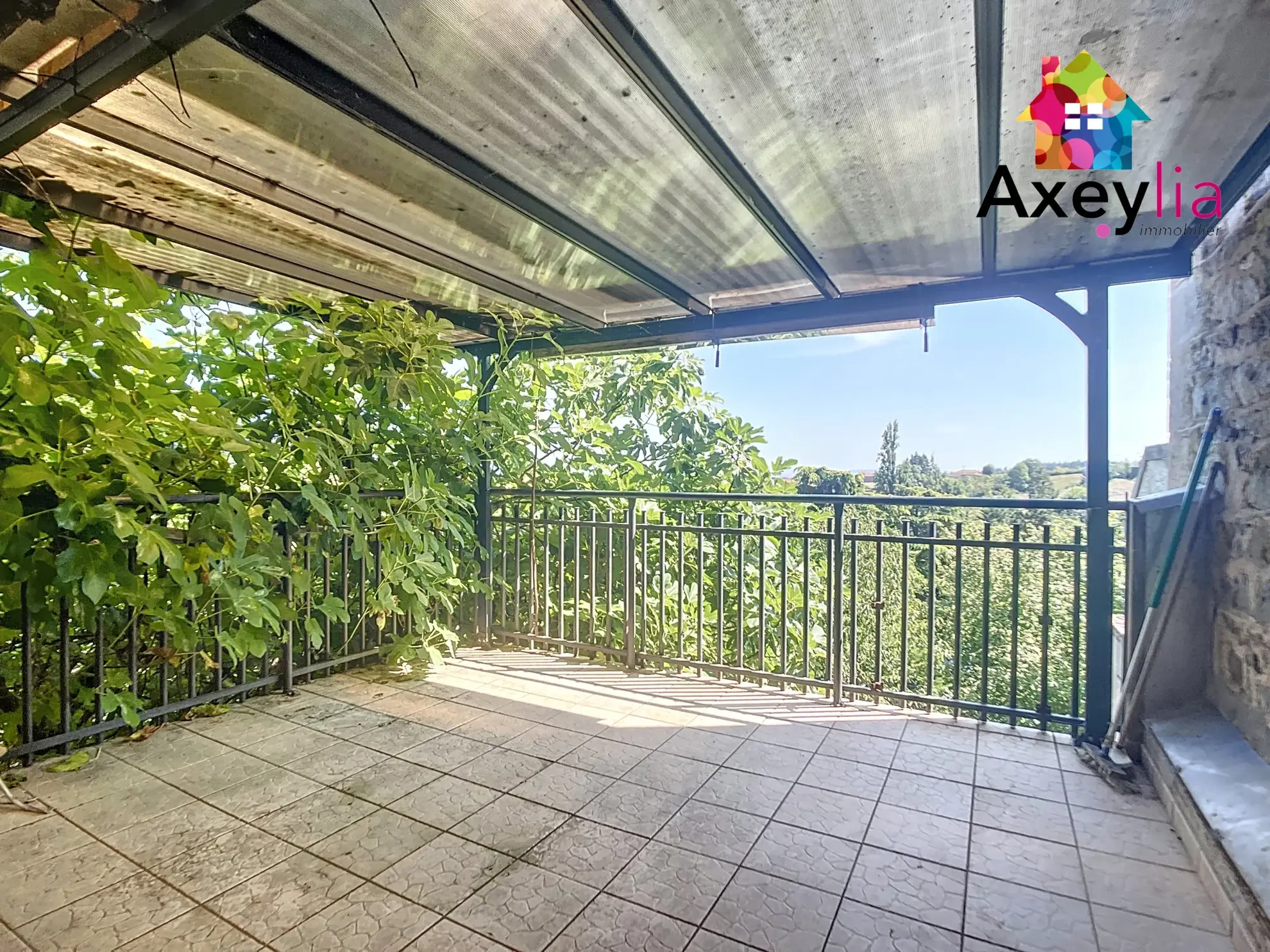 Maison en pierres à Renaison avec 6 chambres, garage, cave et terrain de 545 m² 