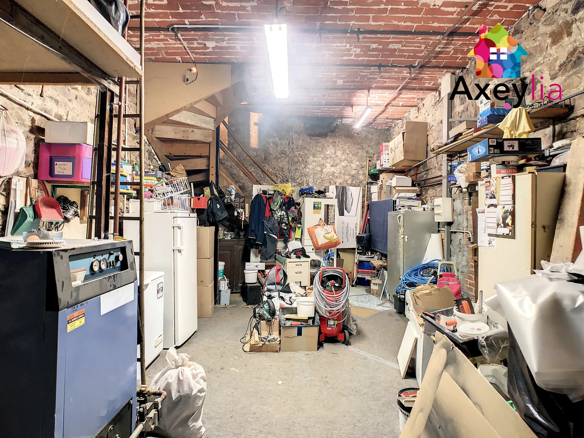 Maison en pierres à Renaison avec 6 chambres, garage, cave et terrain de 545 m² 