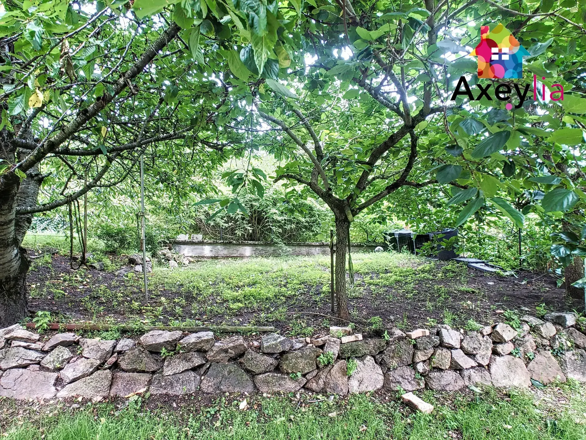 Maison en pierres à Renaison avec 6 chambres, garage, cave et terrain de 545 m² 