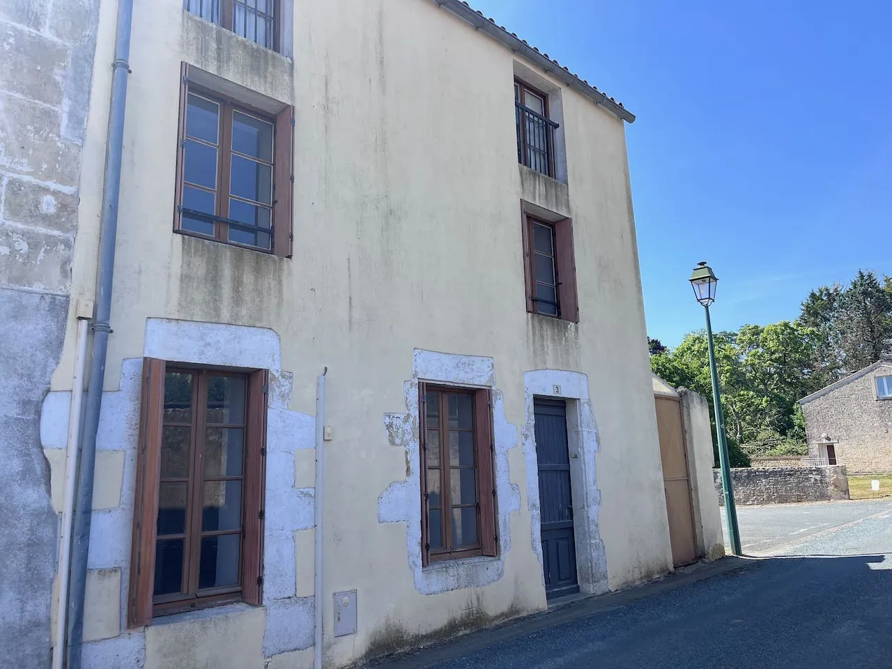 Maison en pierre de 110 m² à Saint-Jean-d'Hermine, 4 chambres, cour privée