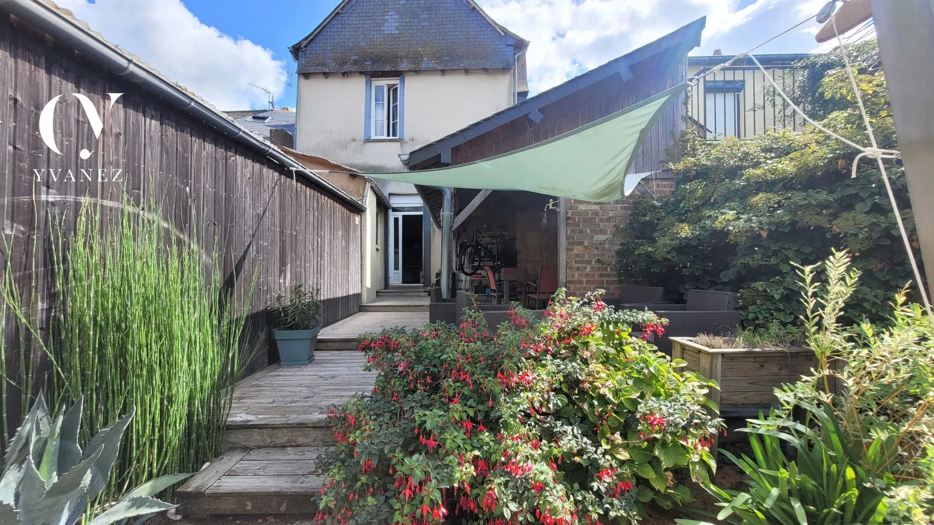 Maison de charme rénovée en plein centre de Châteaugiron à vendre 