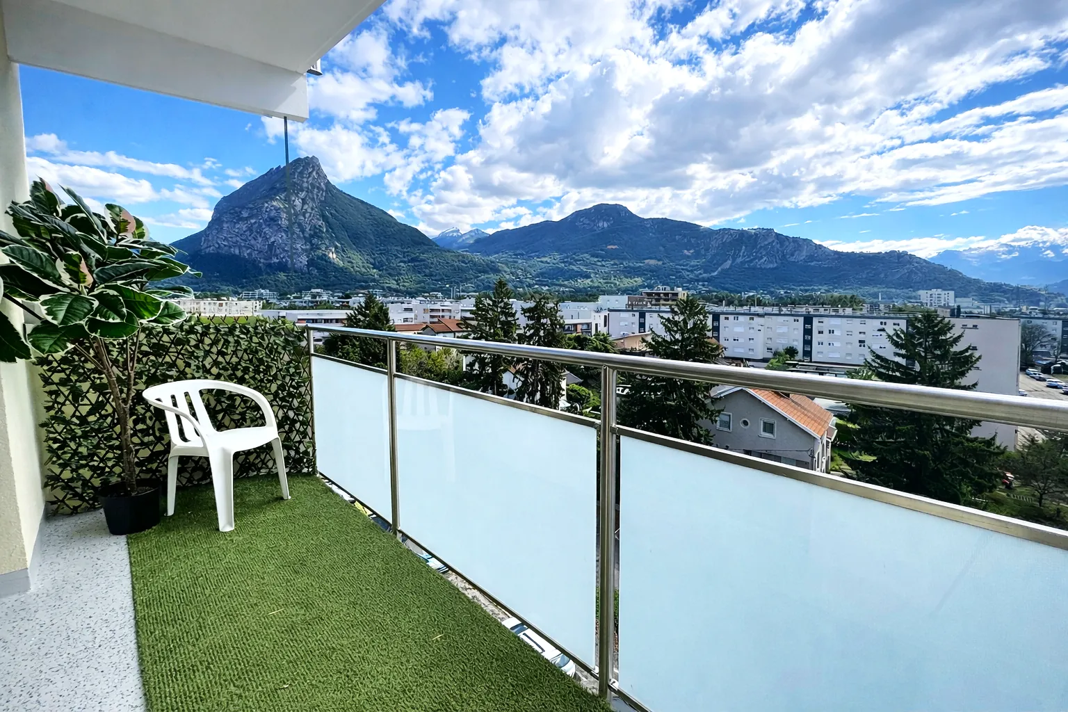 Appartement T5 avec terrasse panoramique à Fontaine – 110 m²