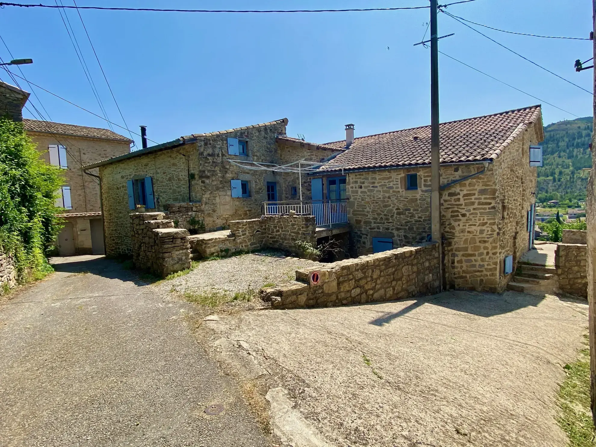 Maison en pierre avec studio indépendant, piscine et vue dégagée en Ardèche