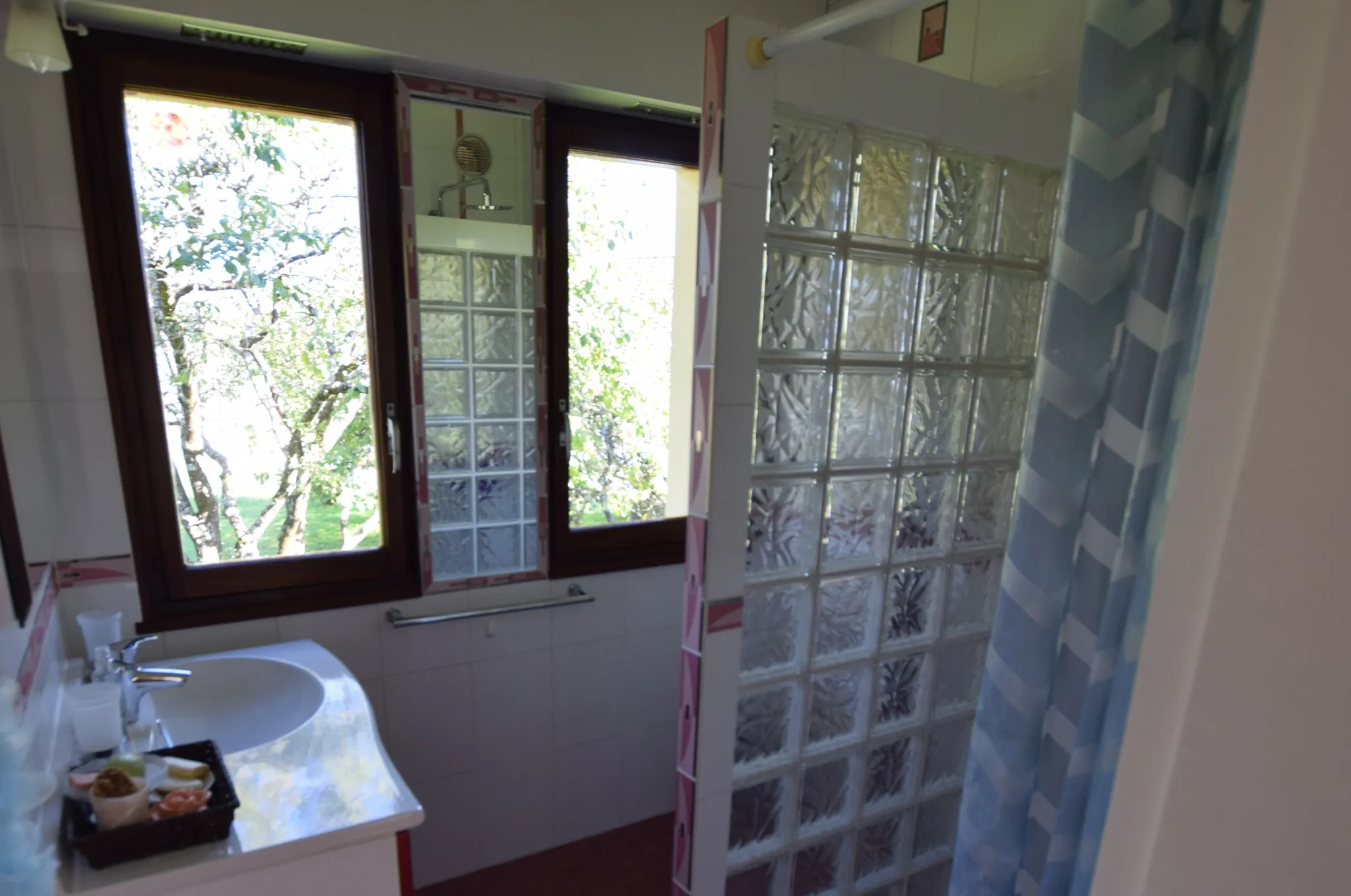 Magnifique maison moderne de plain-pied à Sainte Marie, idéale pour famille, avec jardin et sous-sol spacieux 