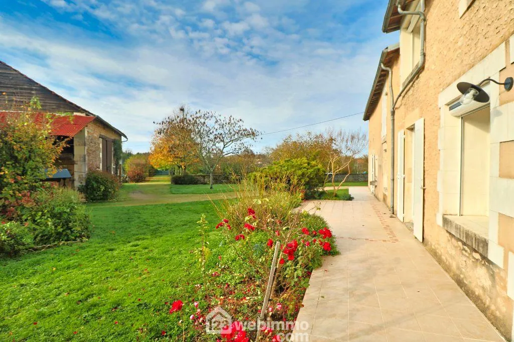 Longère rénovée de 240 m2 avec 4 chambres à Val-de-Comporté