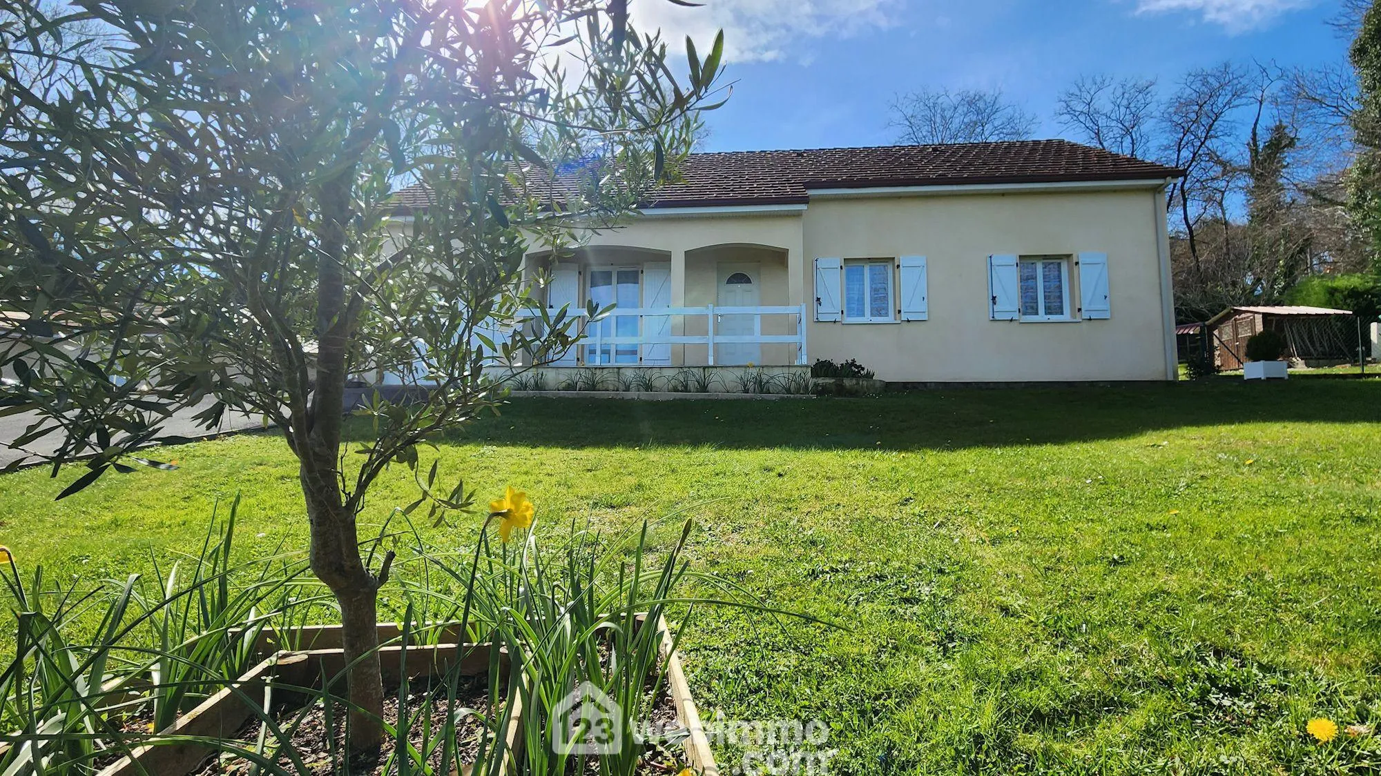 Maison de plain-pied à Thèze avec terrasse et 4 chambres, environnement calme