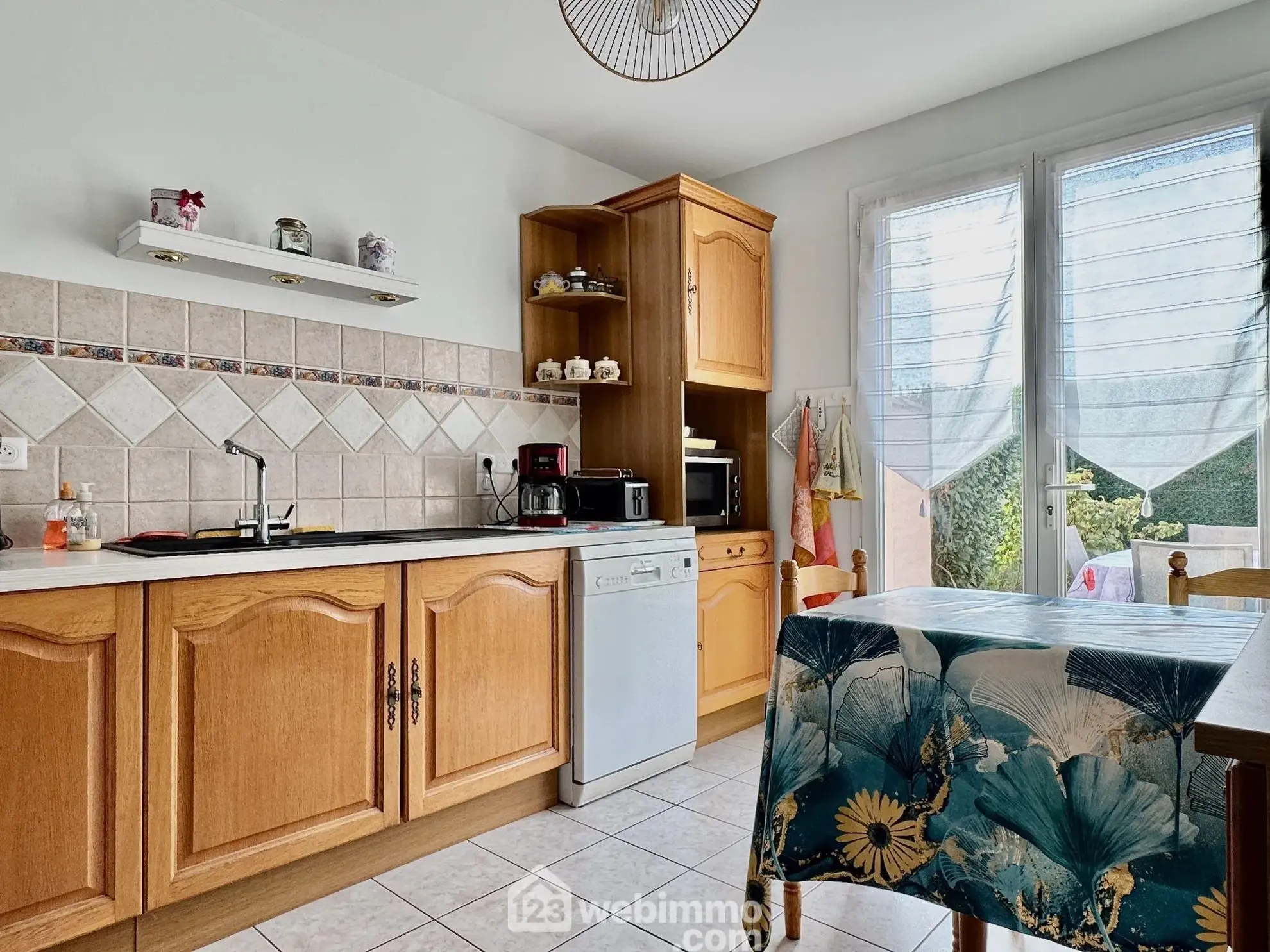 Maison mitoyenne de 102 m² à Buxerolles avec 4 chambres, garage et terrain clos 