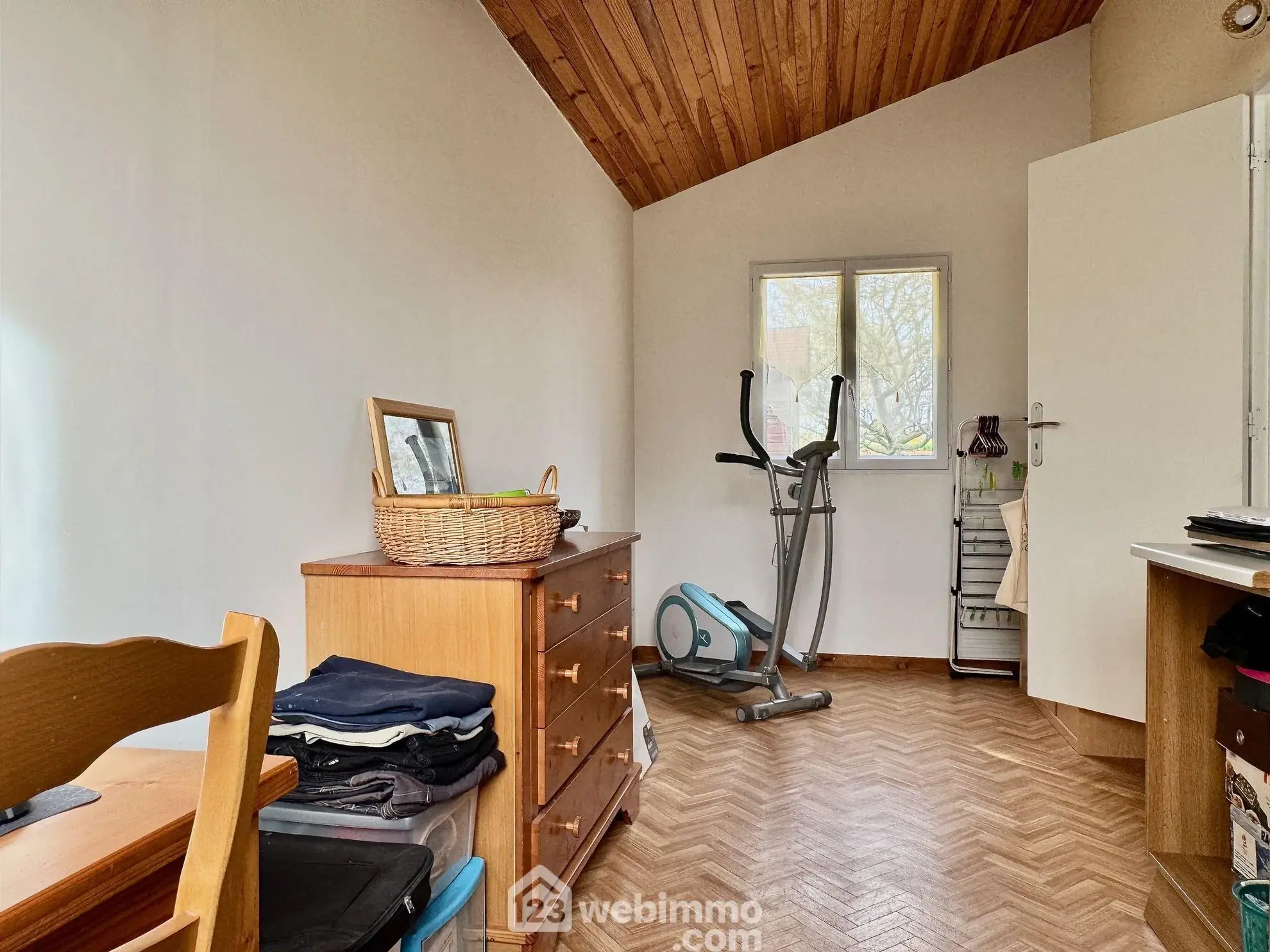 Maison mitoyenne de 102 m² à Buxerolles avec 4 chambres, garage et terrain clos 