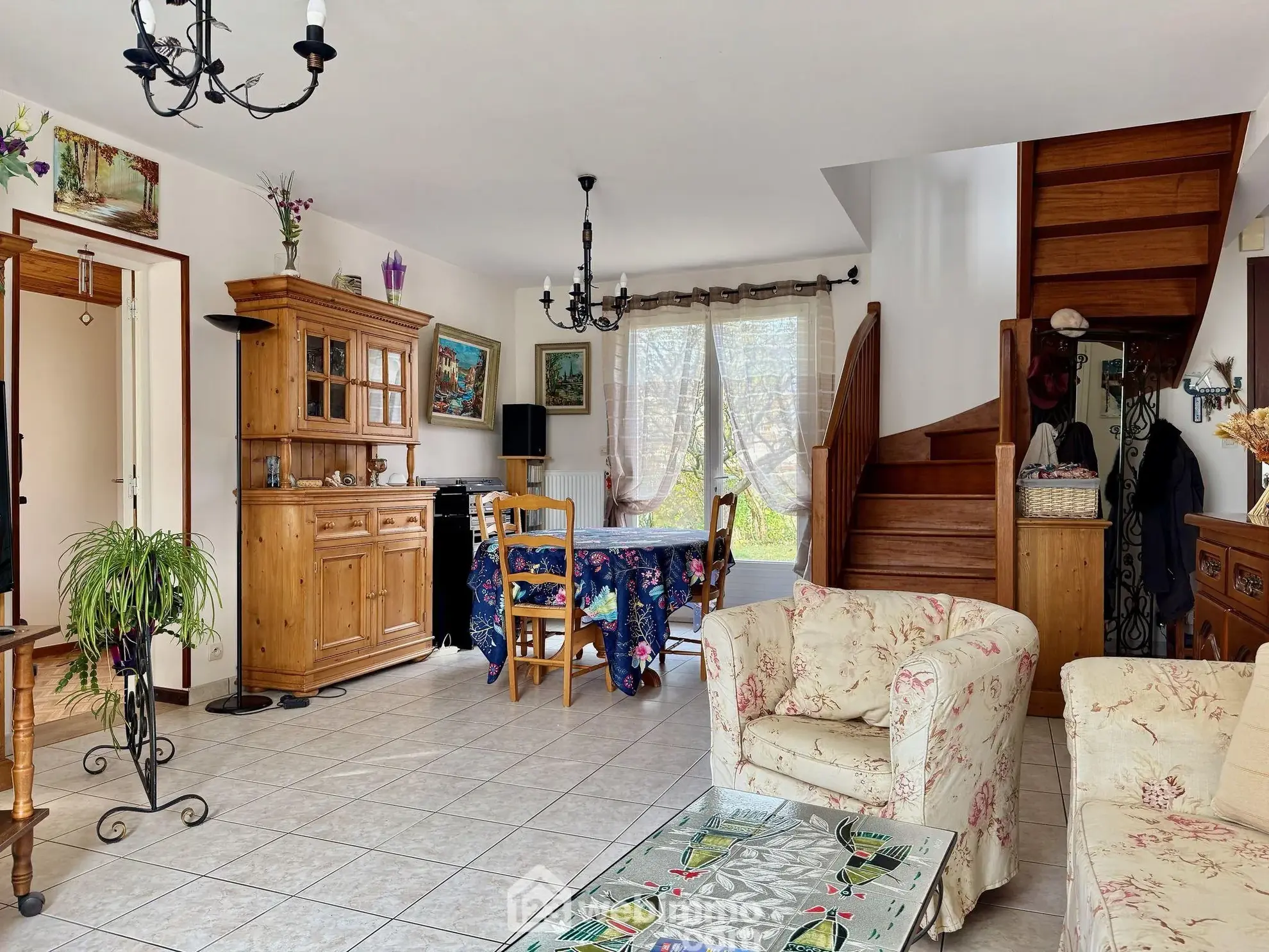 Maison mitoyenne de 102 m² à Buxerolles avec 4 chambres, garage et terrain clos 