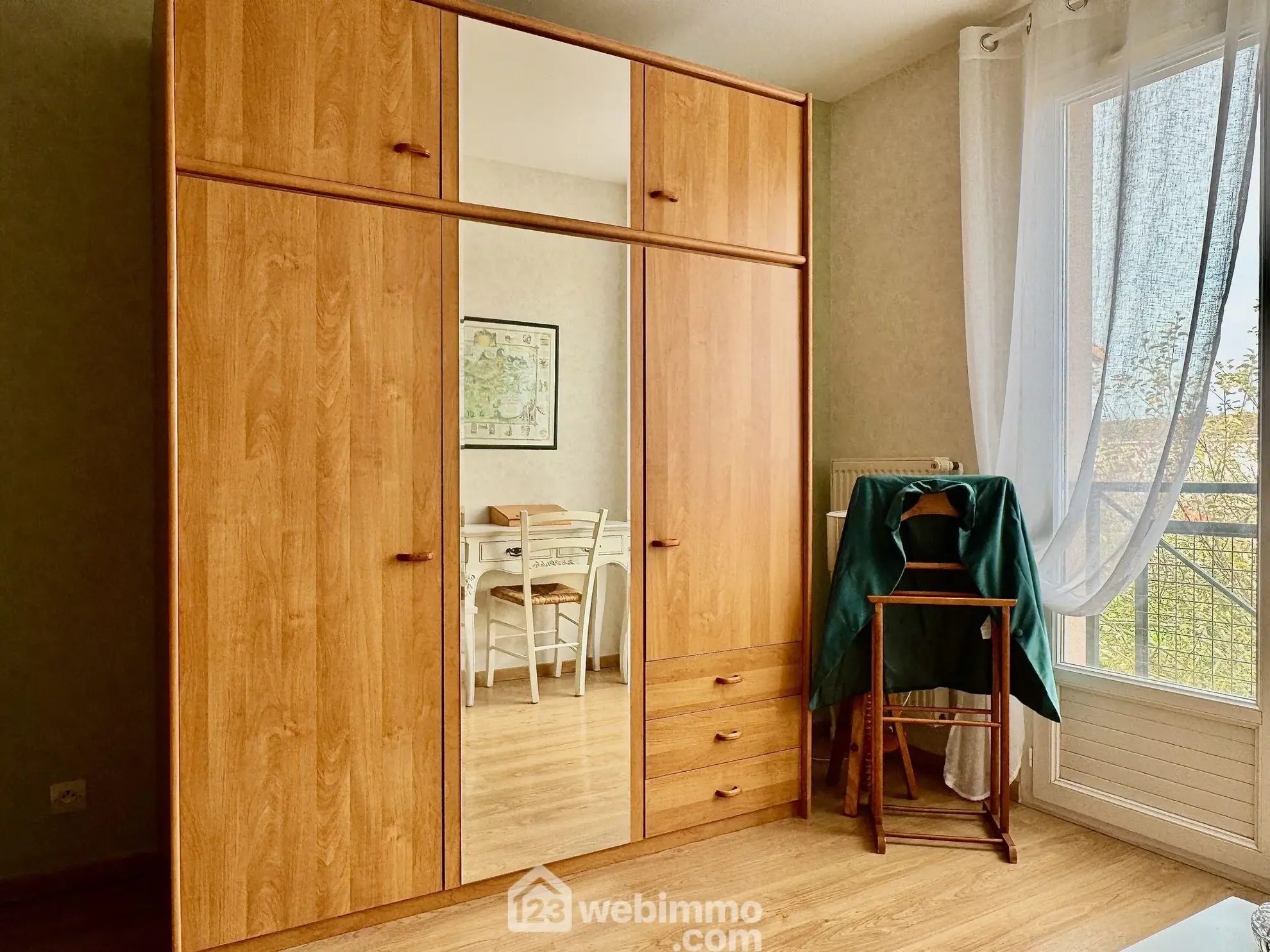 Maison mitoyenne de 102 m² à Buxerolles avec 4 chambres, garage et terrain clos 