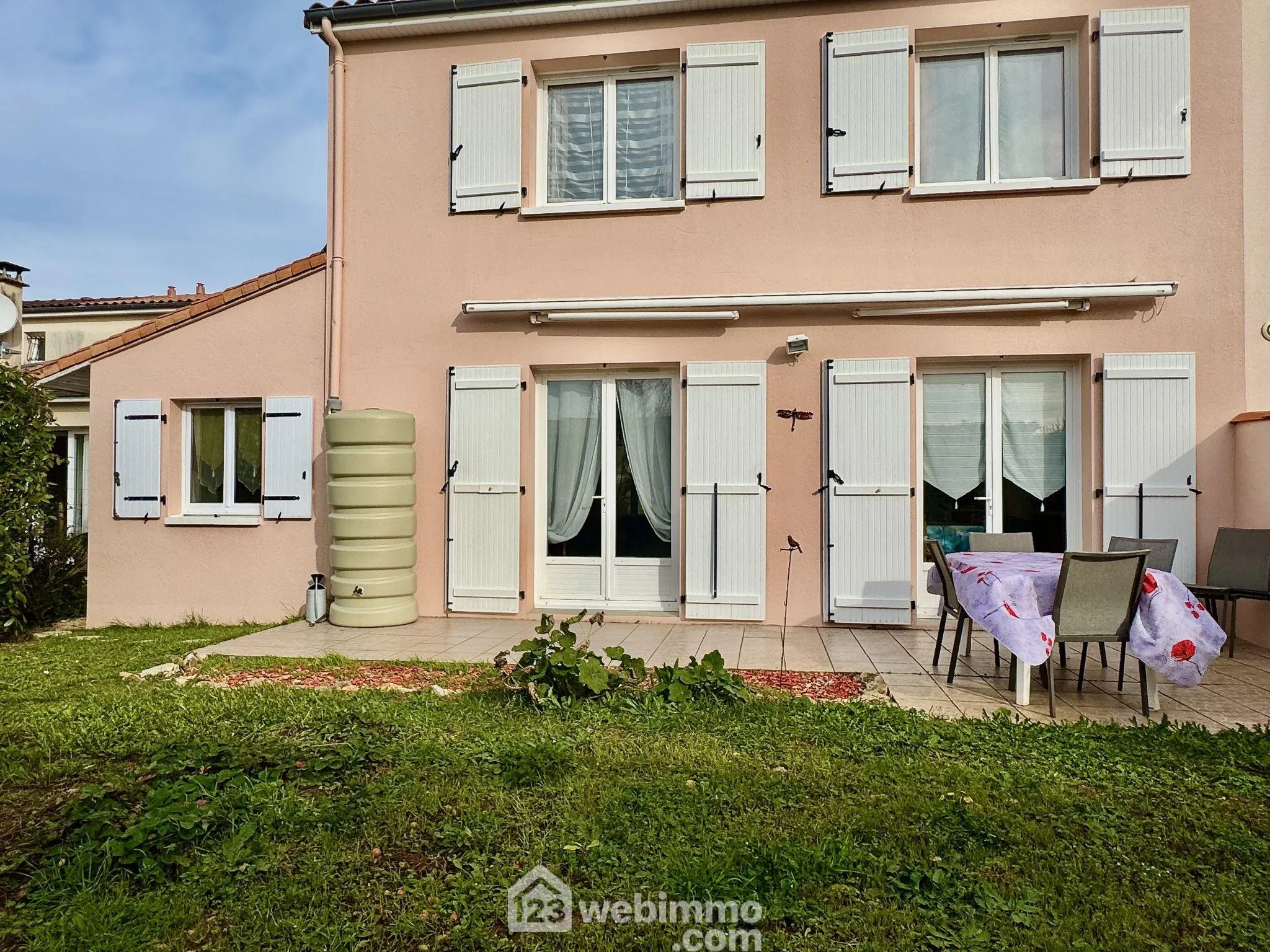 Maison mitoyenne de 102 m² à Buxerolles avec 4 chambres, garage et terrain clos 