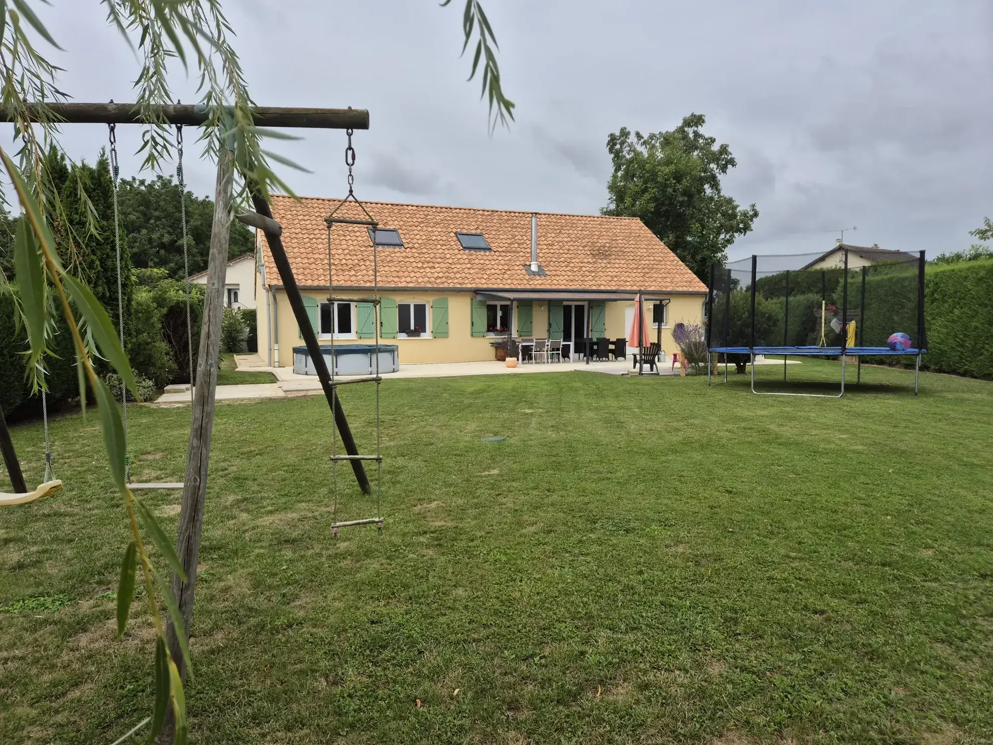 Charmant pavillon de 2007 avec grand jardin et 5 chambres à Vouillers