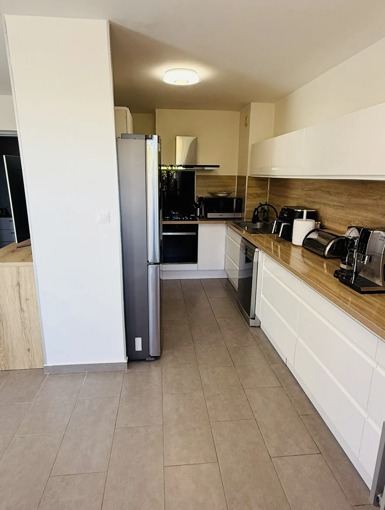 Appartement T4 rénové avec terrasse, parking et cave à Lunel 