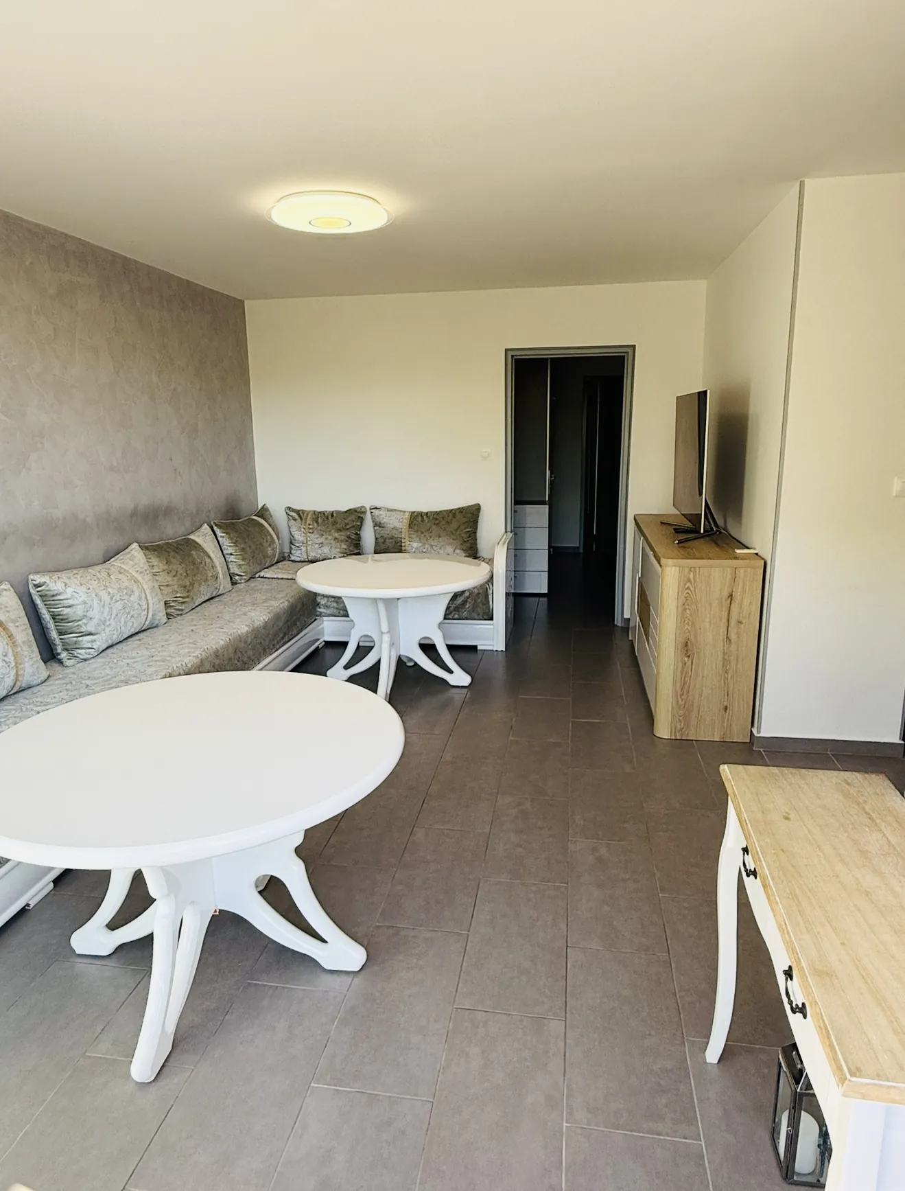 Appartement T4 rénové avec terrasse, parking et cave à Lunel 