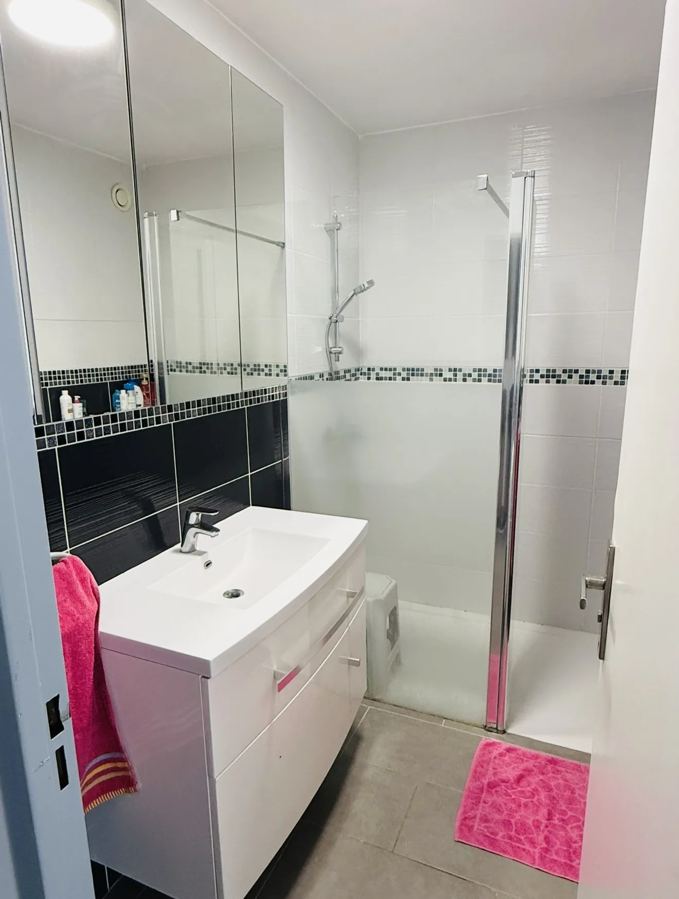 Appartement T4 rénové avec terrasse, parking et cave à Lunel 