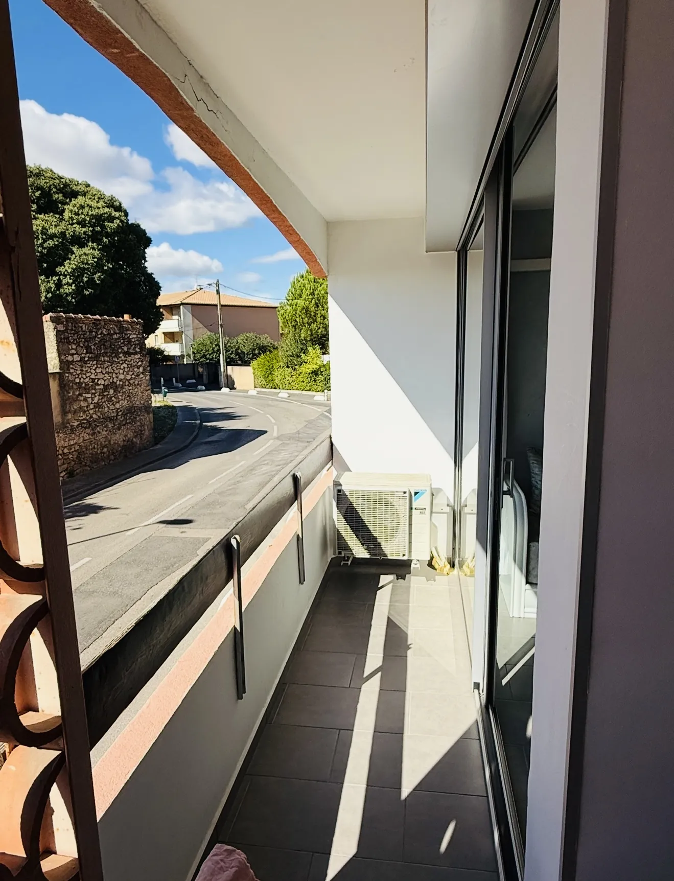 Appartement T4 rénové avec terrasse, parking et cave à Lunel 