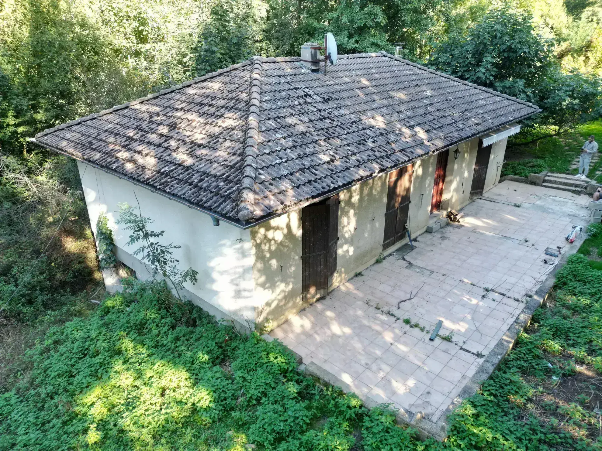 Maison à rénover avec grand terrain à Cour et Buis, proximité Lyon et Vienne