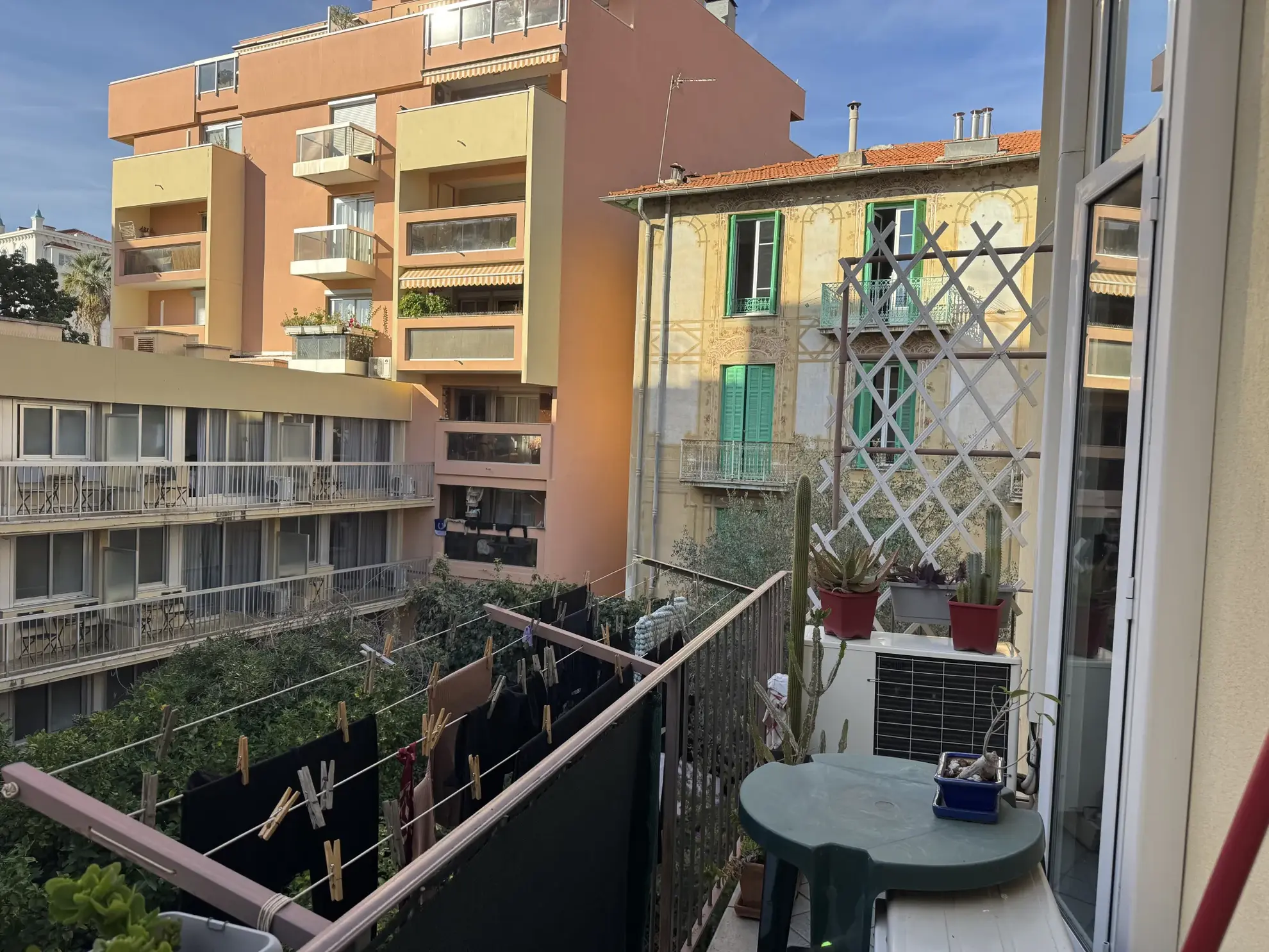 Appartement 3 pièces lumineux au cœur de Menton avec balcon 