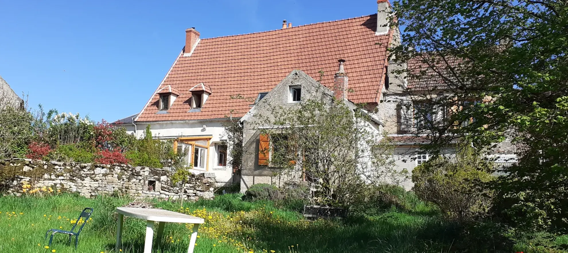 Charmante maison individuelle au Morvan avec caves, jardin et atelier à Saint-Reverien