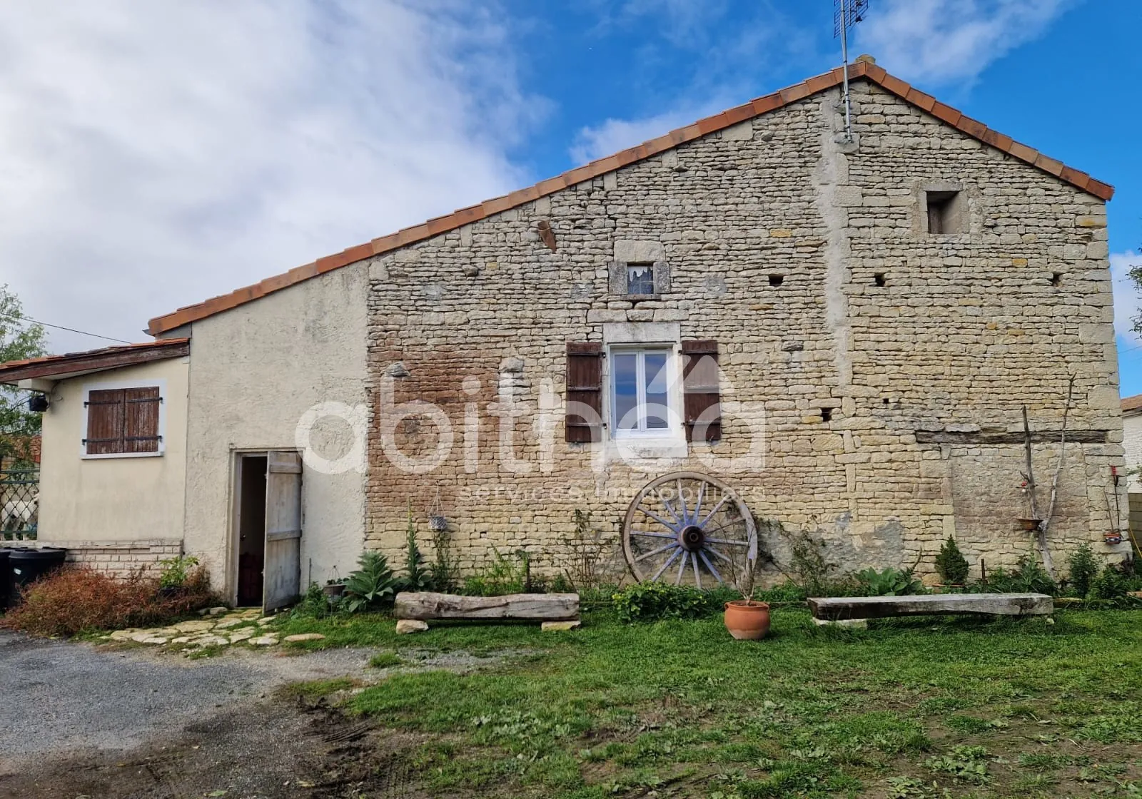Longère en pierre avec dépendances et terrain clos à Mons (16140) - 87m² 