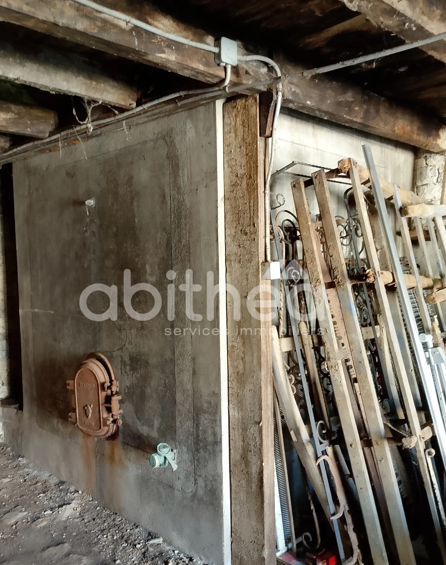 Longère en pierre avec dépendances et terrain clos à Mons (16140) - 87m² 